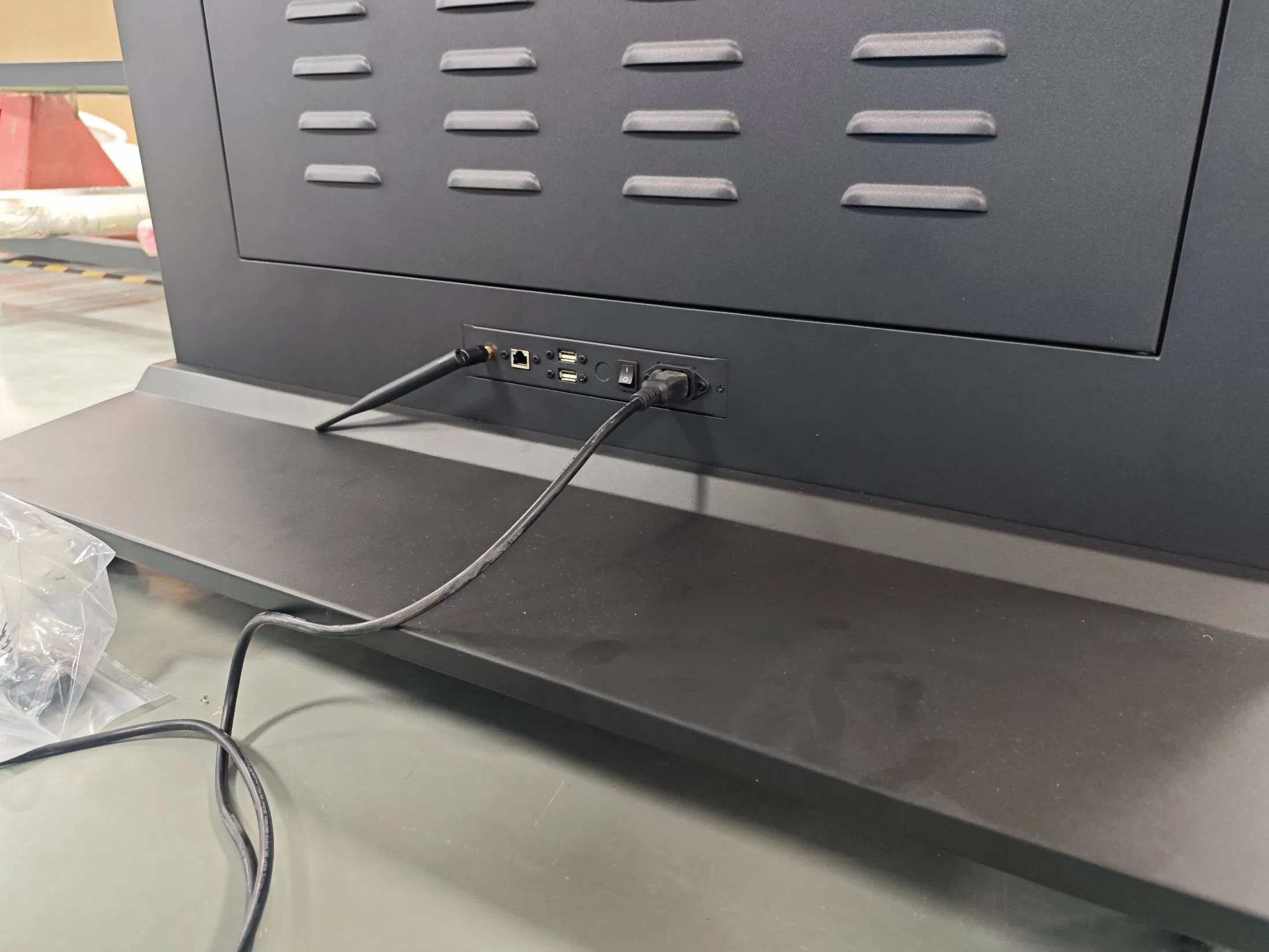 Напольный рекламный киоск с сенсорным экраном 4K