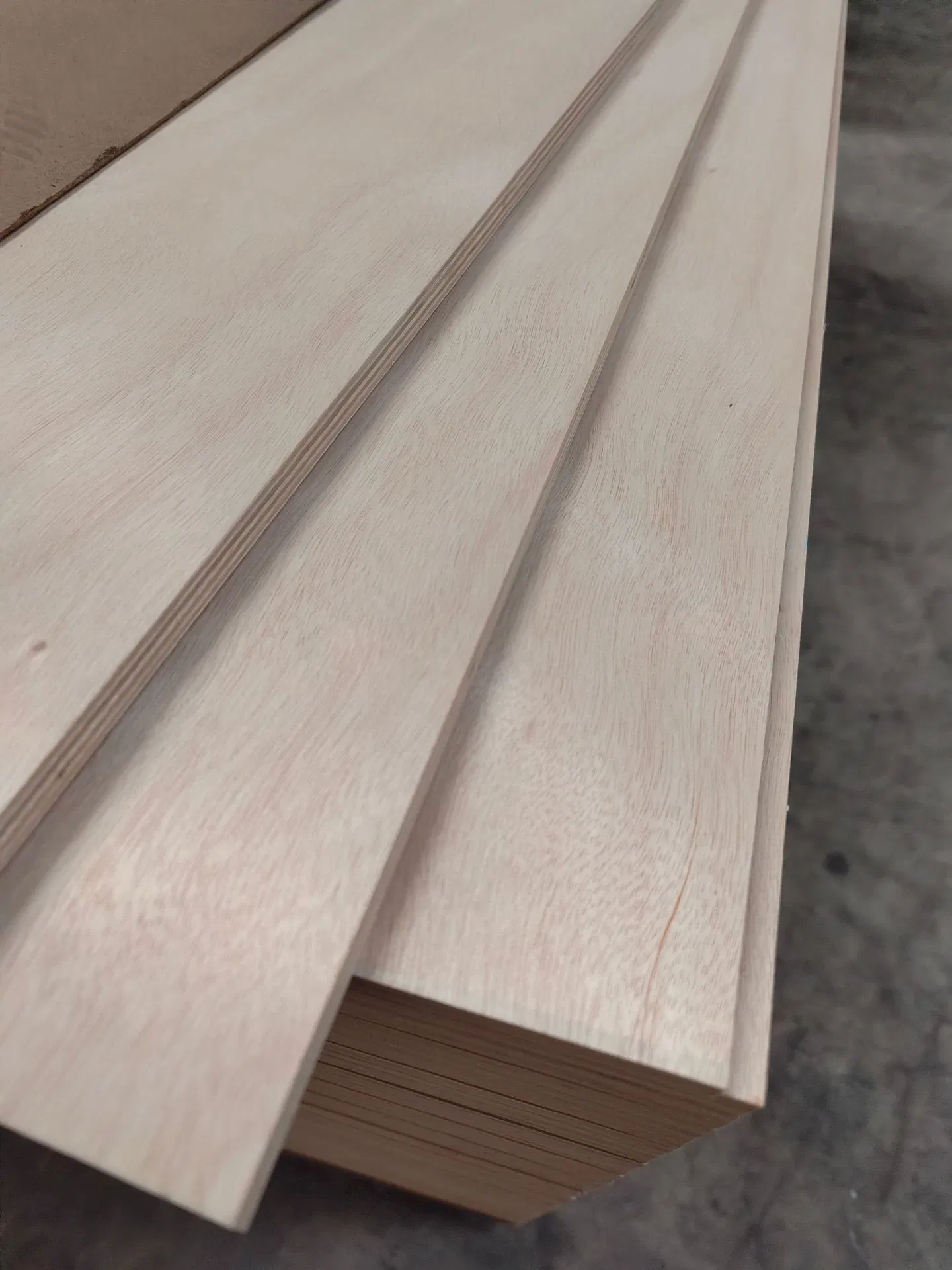 Bintangor Okoume Plywood Commercial Plywood for Furniture Construction 1220*2440*18mm