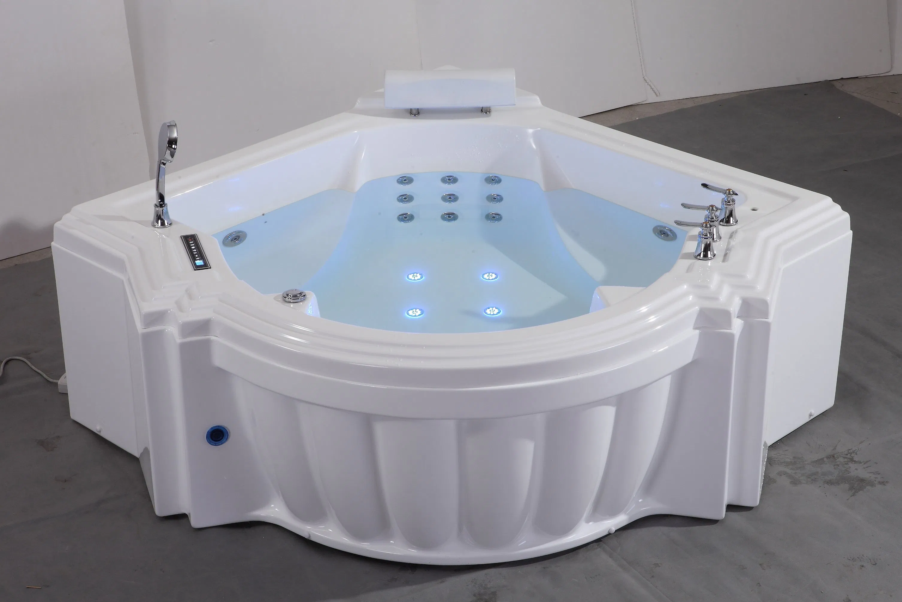 Угловая акриловая ванна с гидромассажем