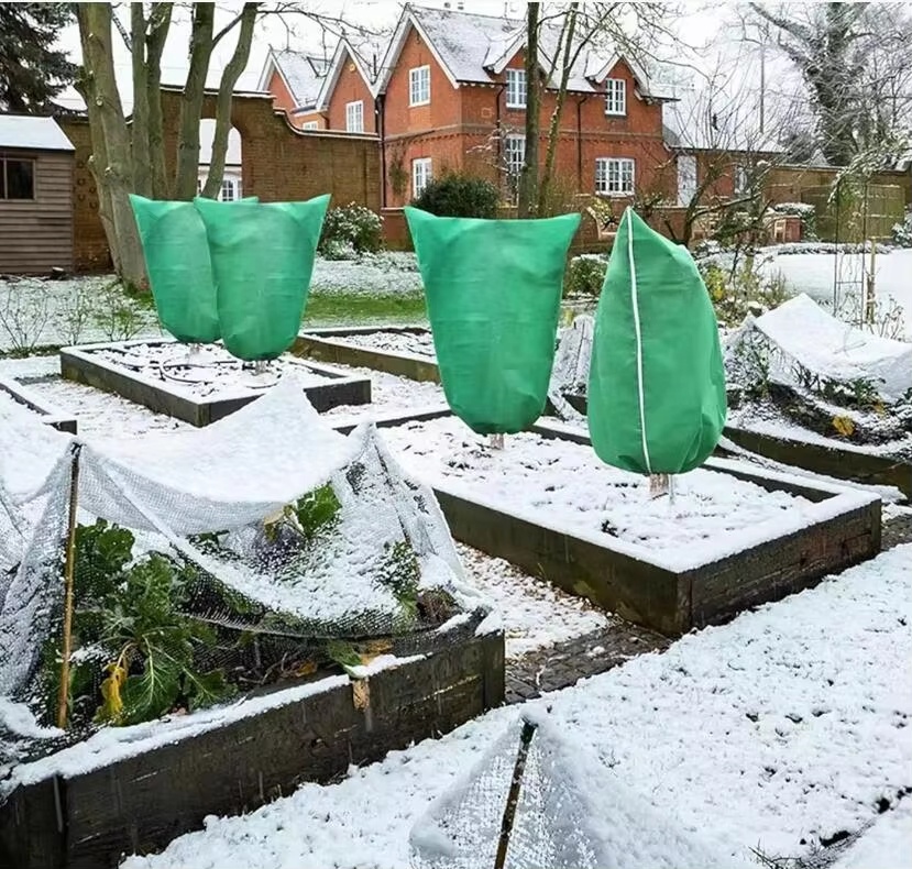 Чехол защитный зимний для растений кустарников