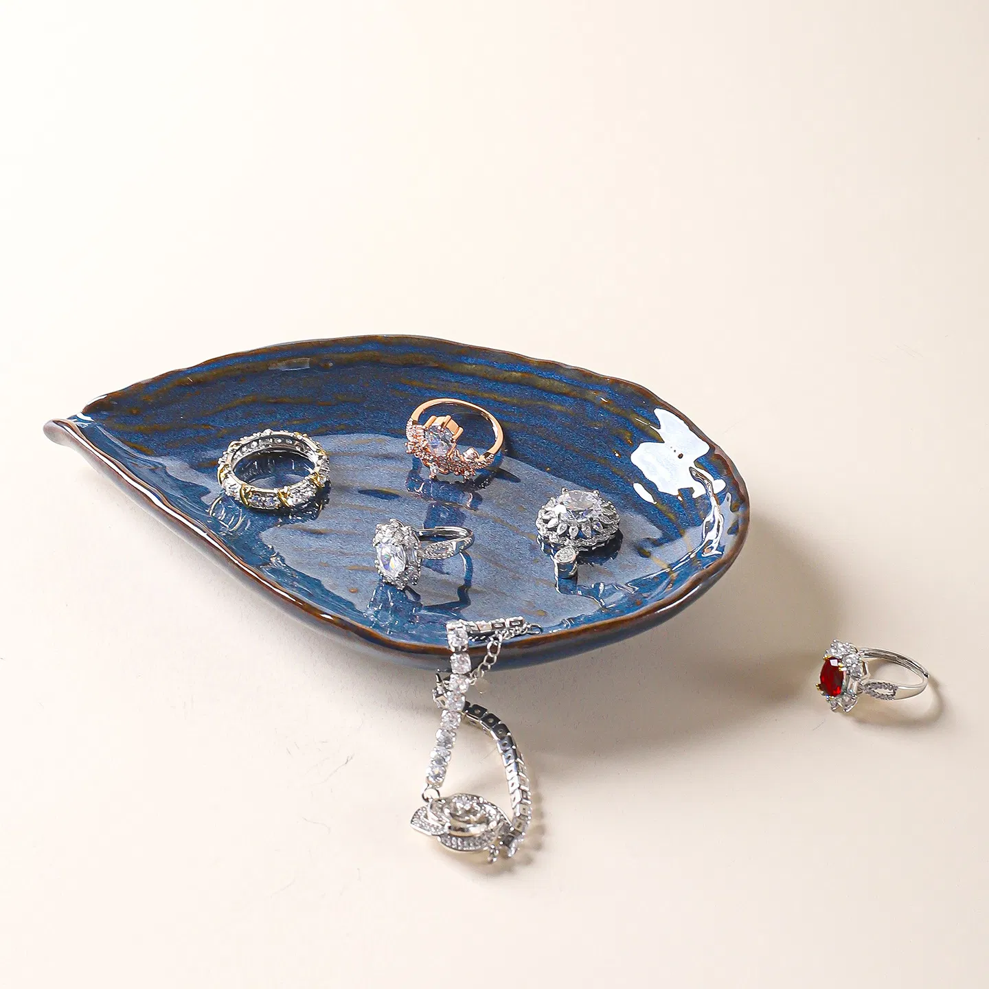 Elegant Shell-Shaped Ceramic Plate for Fruit or Jewelry Display Tray