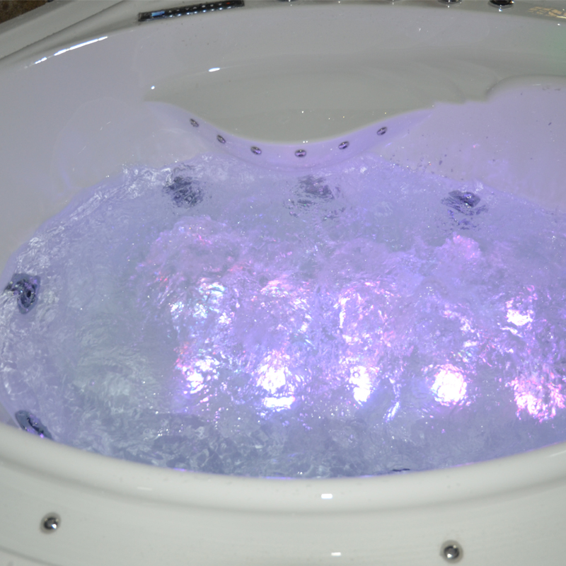 Угловая ванна с гидромассажем и ТВ на 2 персоны