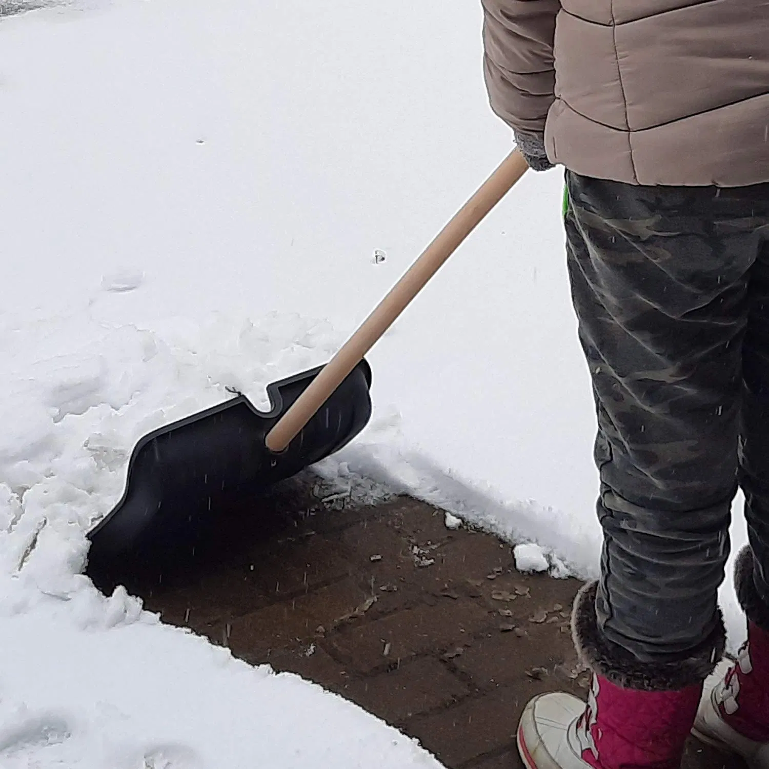 Winter Portable Snow Shovel for Driveway Snow Removal with Wooden Rod and Handle 136cm Length Compact Scooper Shovel Heavy Duty