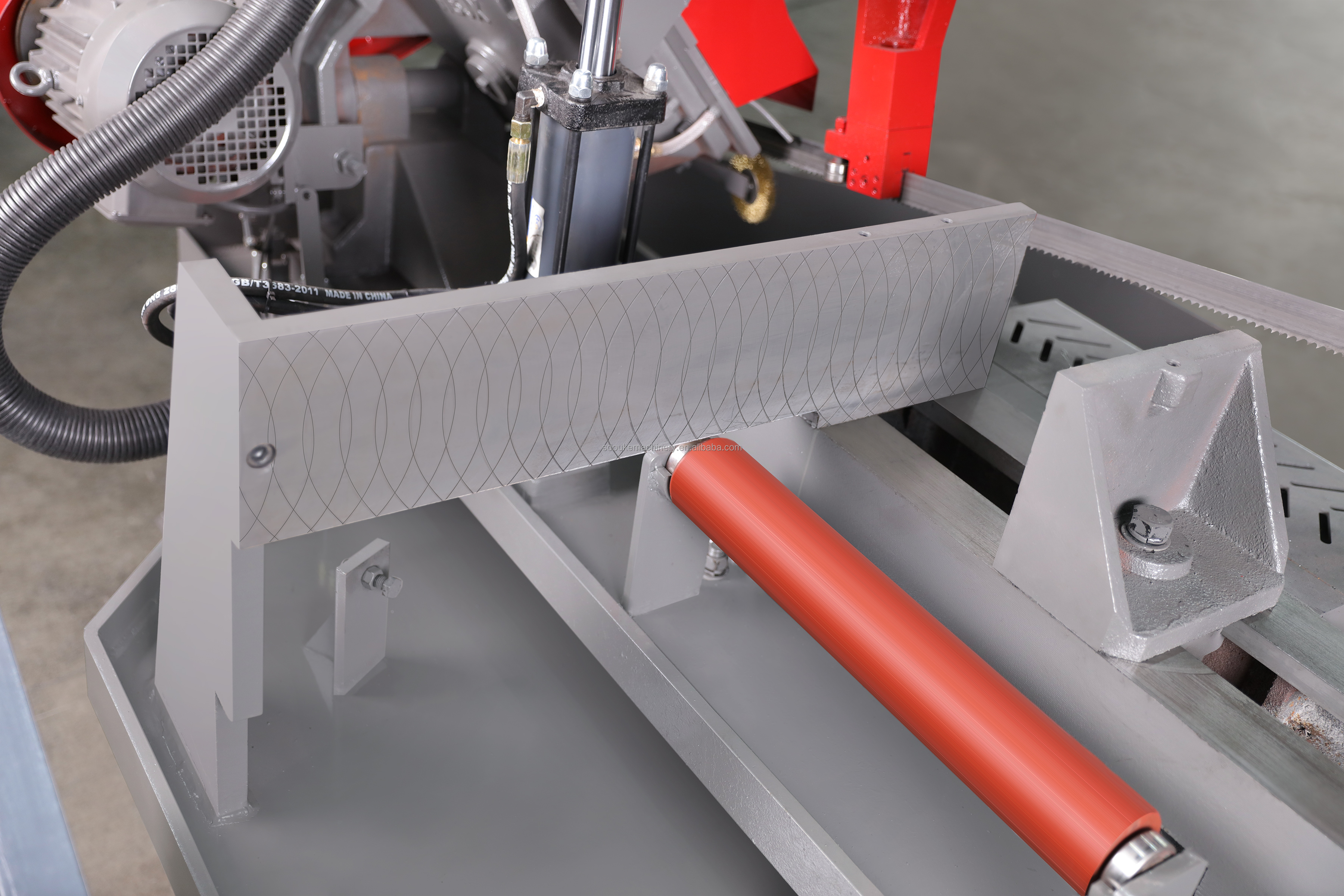 Ленточная пила по металлу автоматическая угловая CE