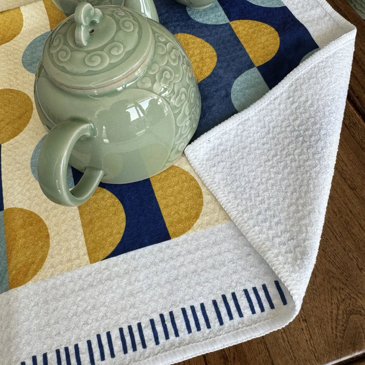 50GSM/400GSM Printed Microfiber Kitchen Towels Customizable Logo Waffle Weave Quick Dry Absorbent Tea Towels