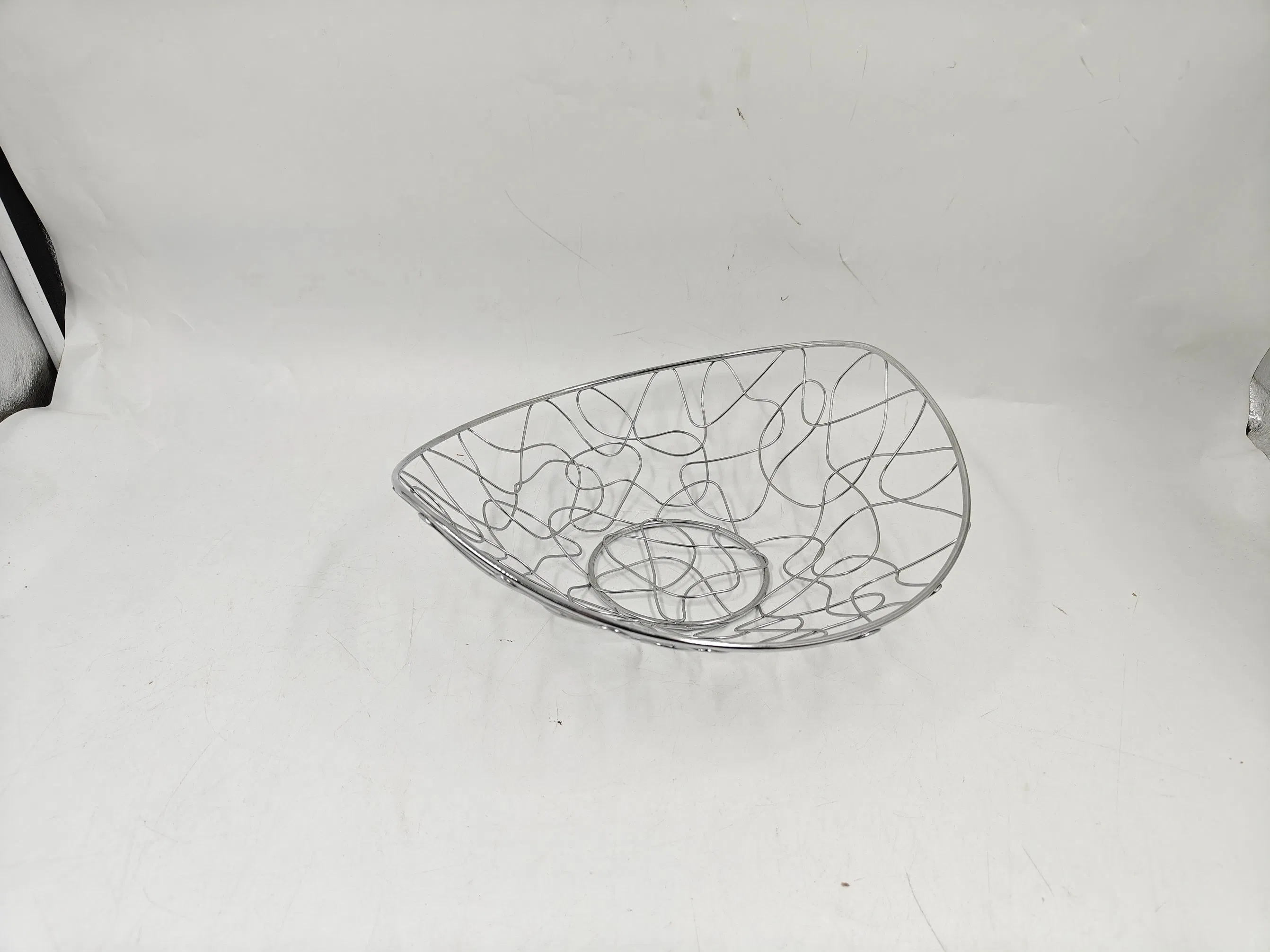 Стильная металлическая корзина для фруктов