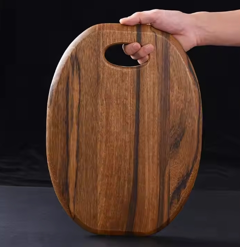 Деревянная разделочная доска из ореха