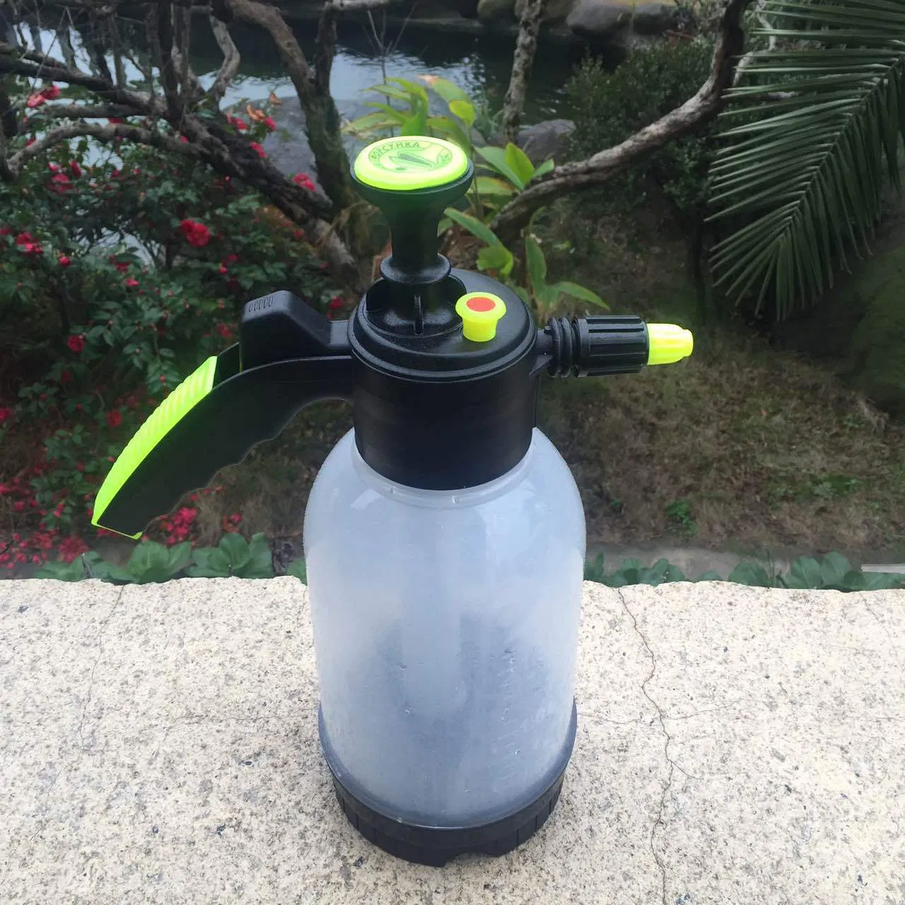 2L Garden Tool Plastic Portable Water Sprayer with Bottle Plastic for Plant
