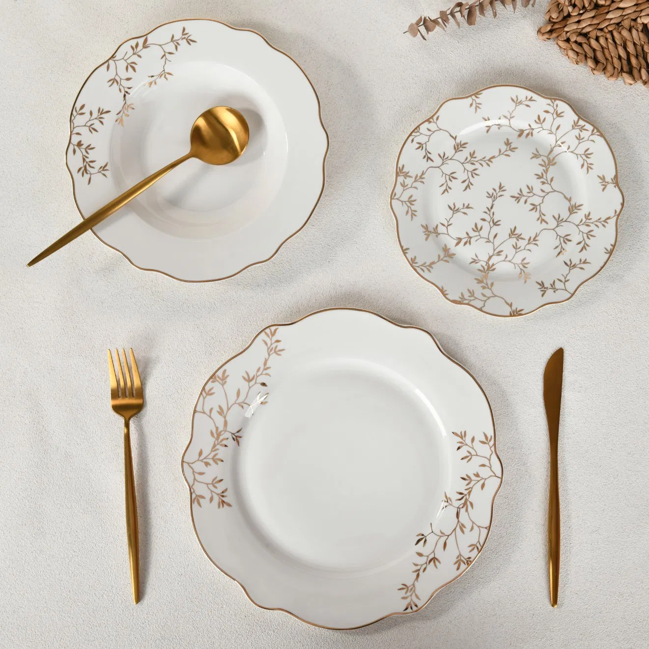 Customized 24-Piece Ceramic Plate Dinner Set with Gold Rim Design