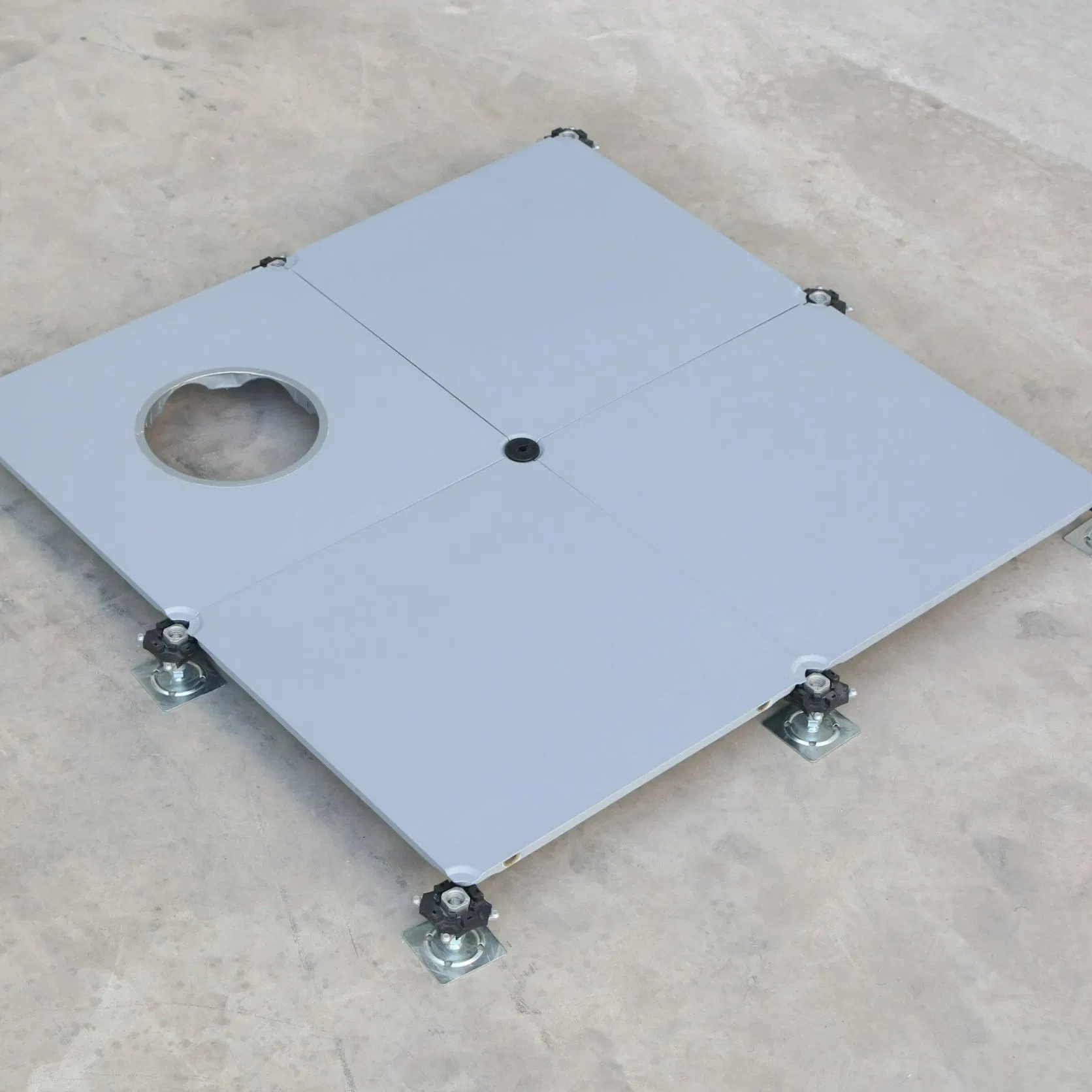 Квадратный фальшпол для мультимедийных классов