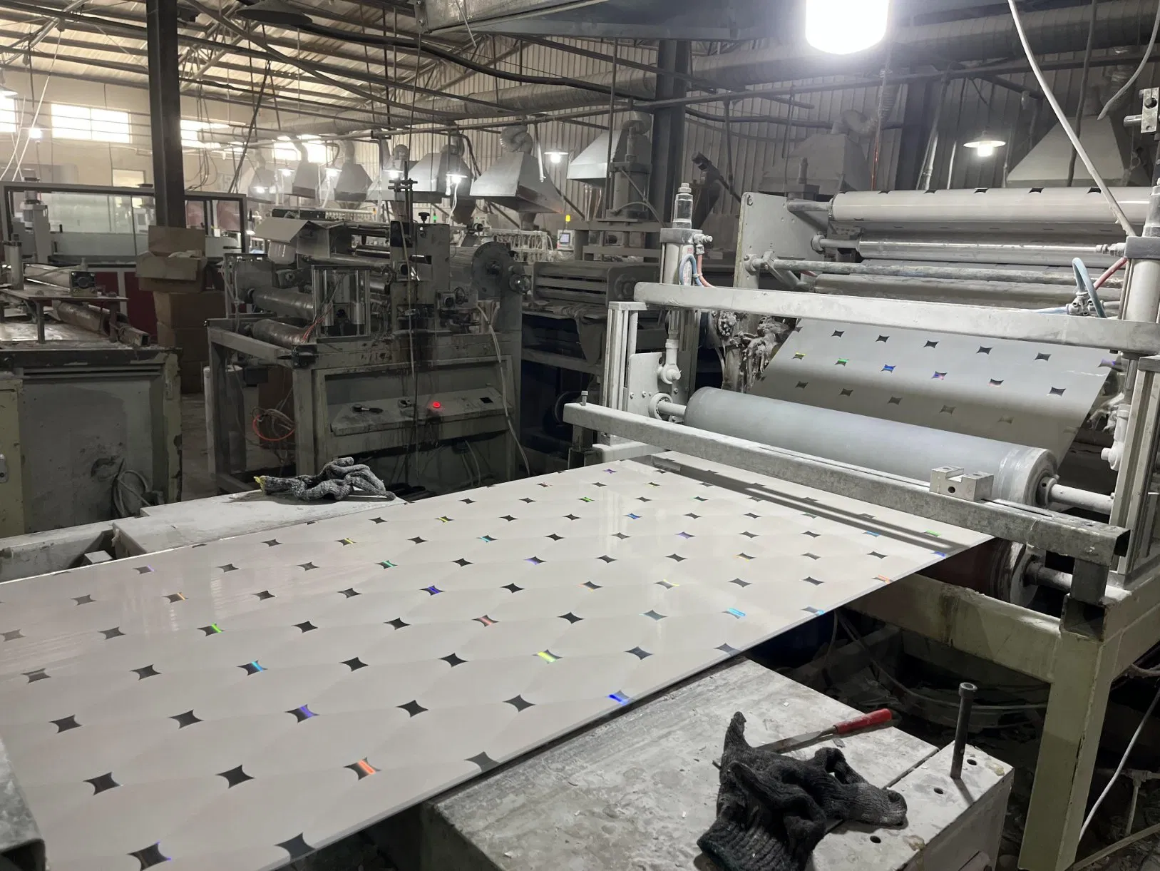 Newdesign Faux Plastic Ceiling Panel 10 Grooves Sheet Click-in Tiles PVC Ceiling Sheet for Bathroom