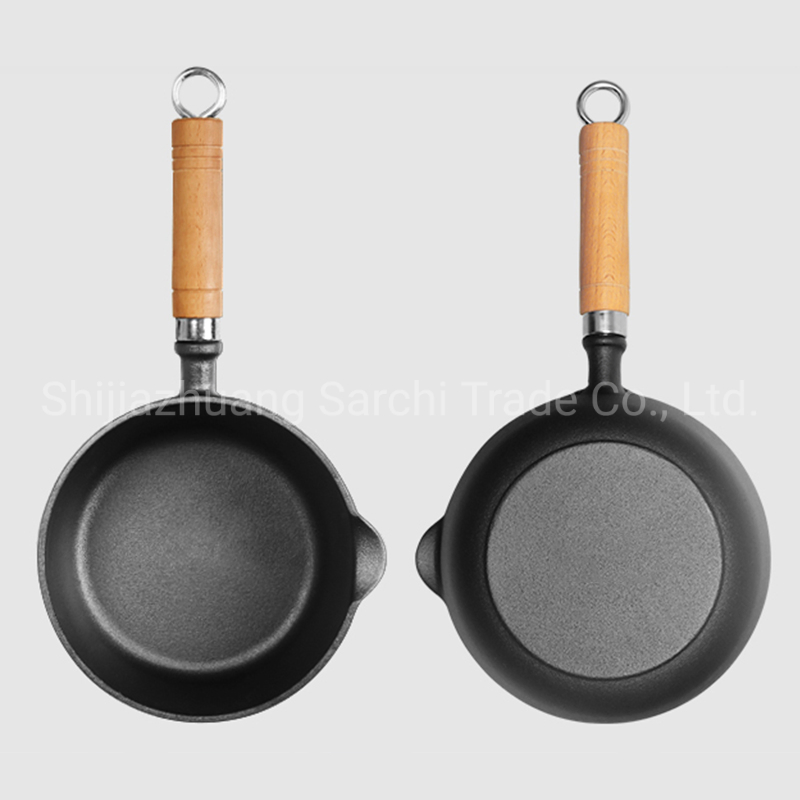Чугунная кастрюля с деревянной ручкой