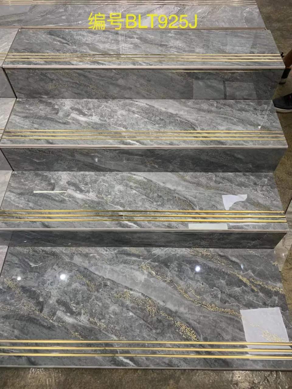 Керамогранитная плитка белая глянцевая 1200x470 мм