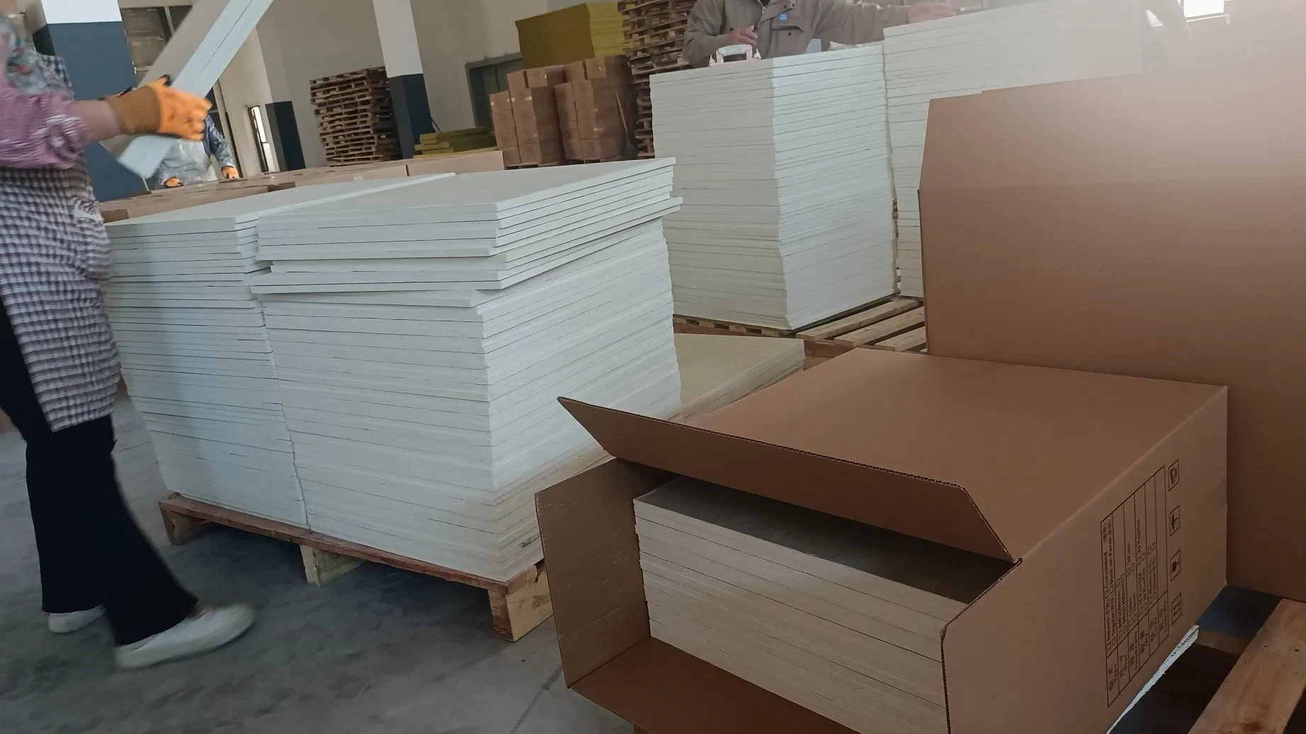 China Factory 2*2FT Mineral Fiber Acoustic False Ceiling Board