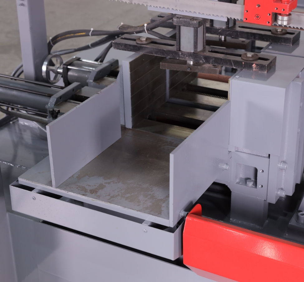 Ленточная пила по металлу автоматическая универсальная