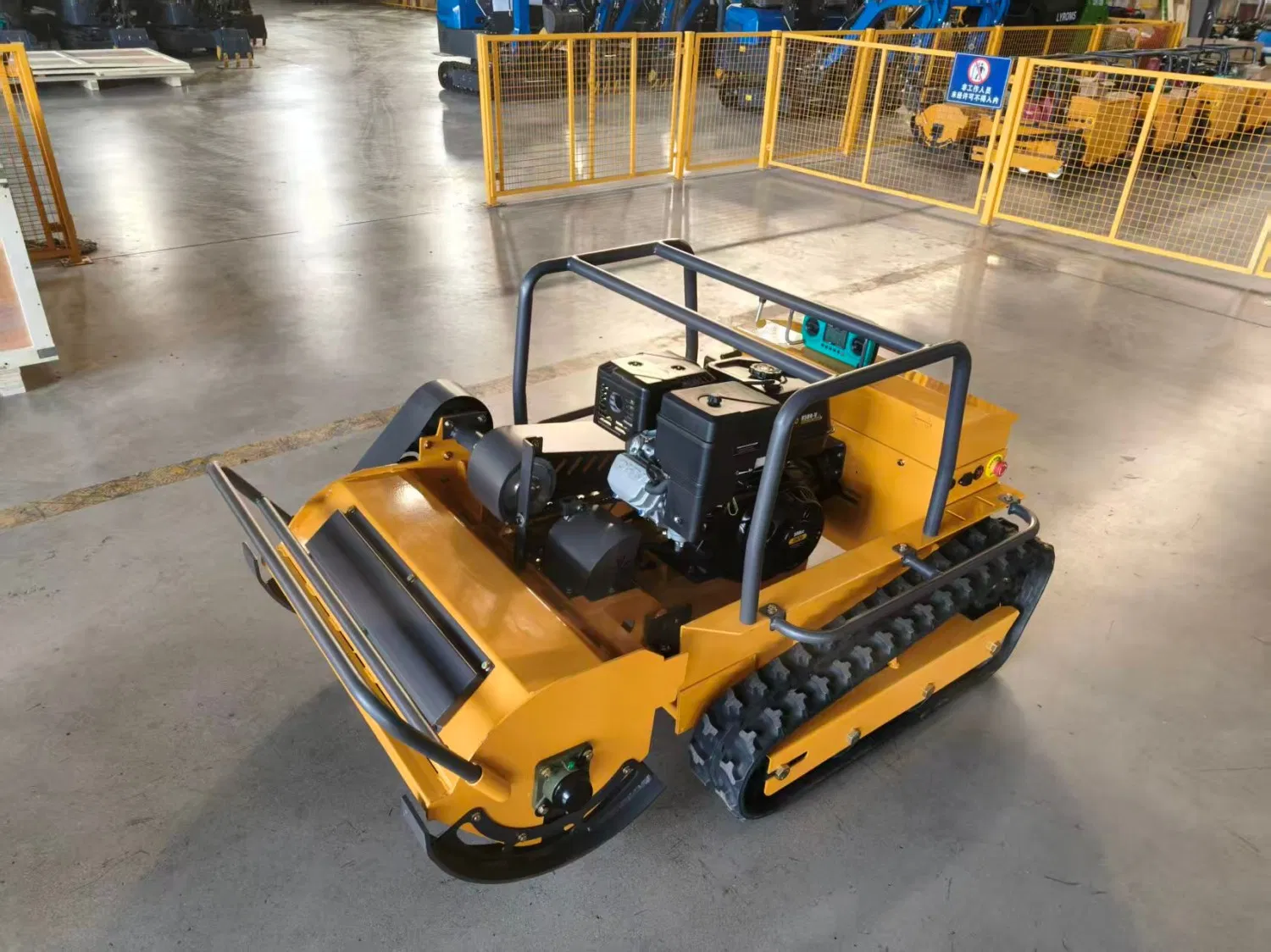 Гусеничный бензиновый фрезерный кусторез с дистанционным управлением