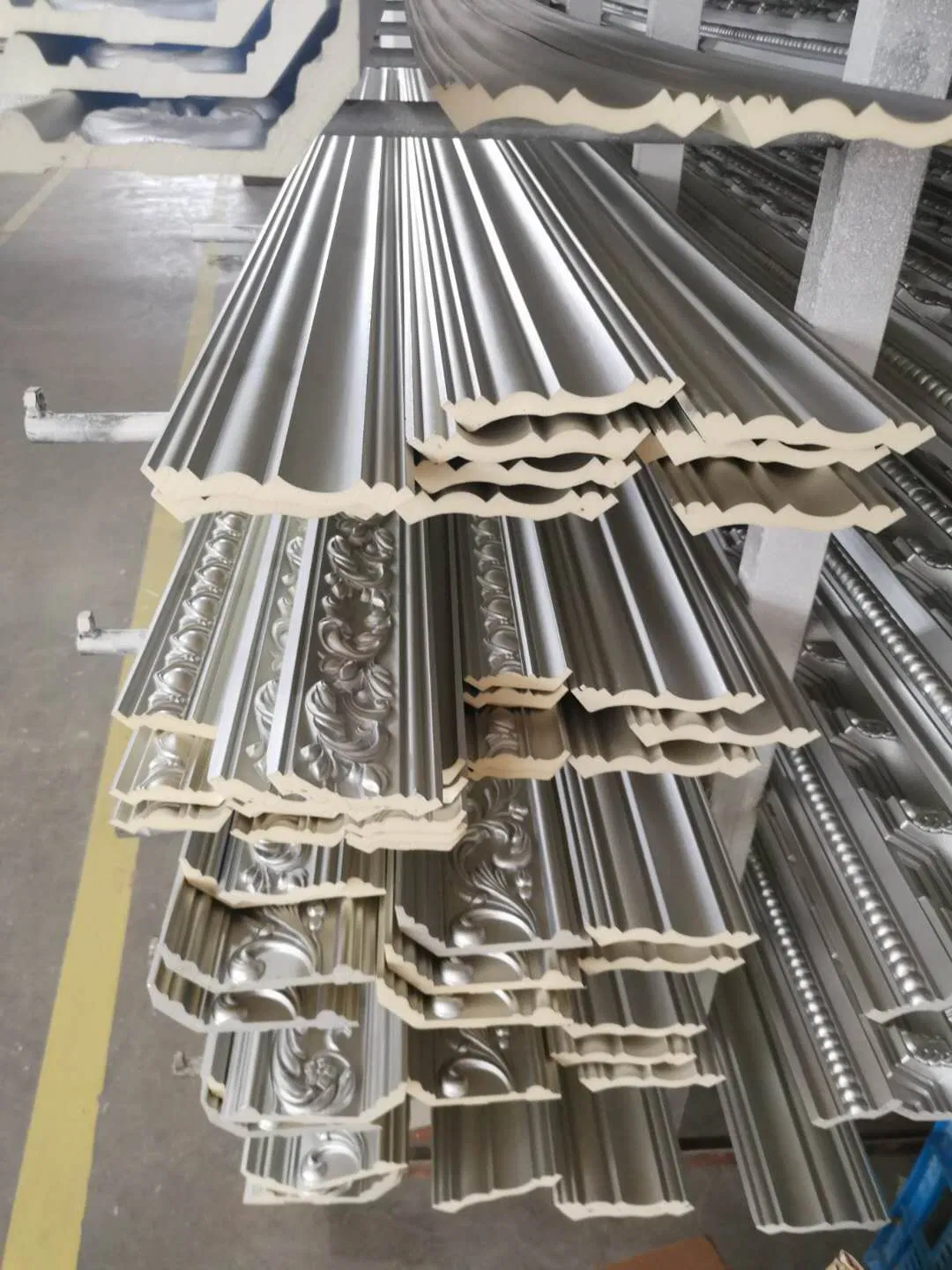 Elegant Polyurethane Flower Crown Molding for Interior Decor