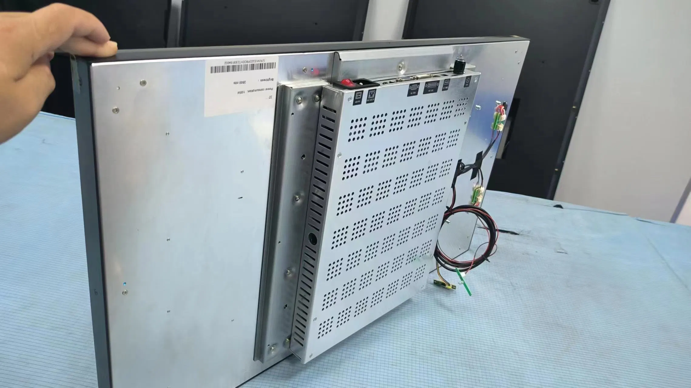 32-дюймовый сенсорный LCD монитор с Android и Wi-Fi