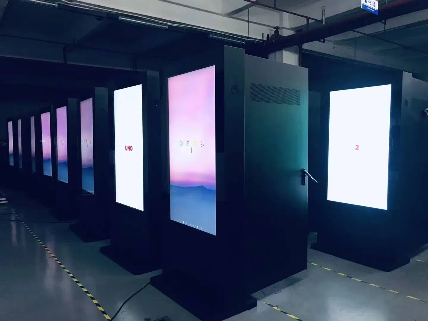 Уличный LCD-дисплей высокой яркости 2500 кд/м² на стойке