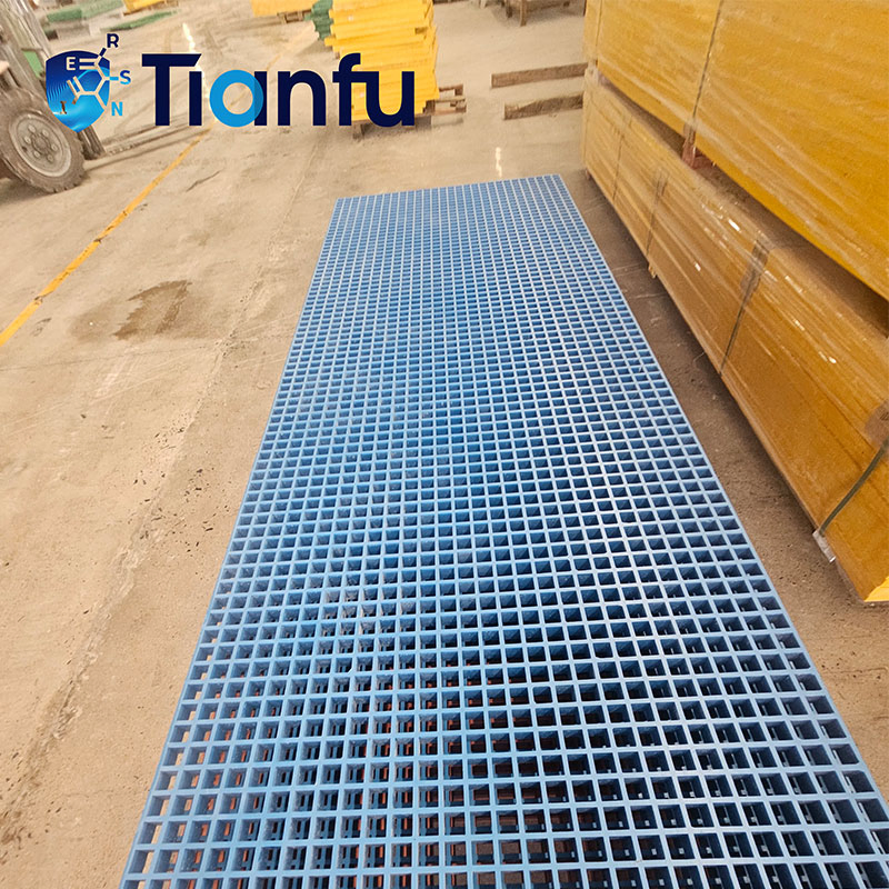 Safe Walking FRP Grating for Wet Areas with Anti-Skid Top Layer