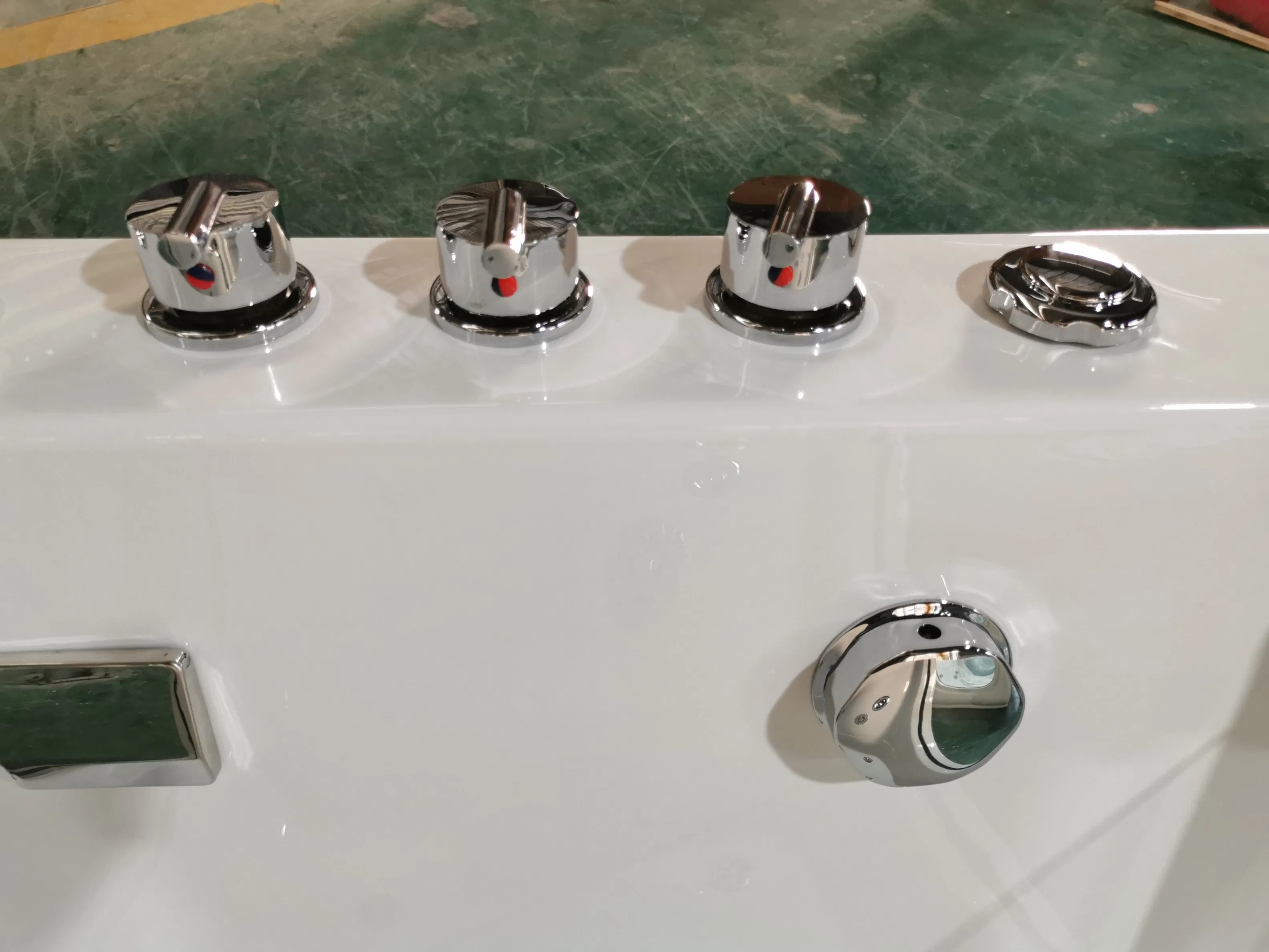 Детская ванночка с пузырьками воздуха и краном