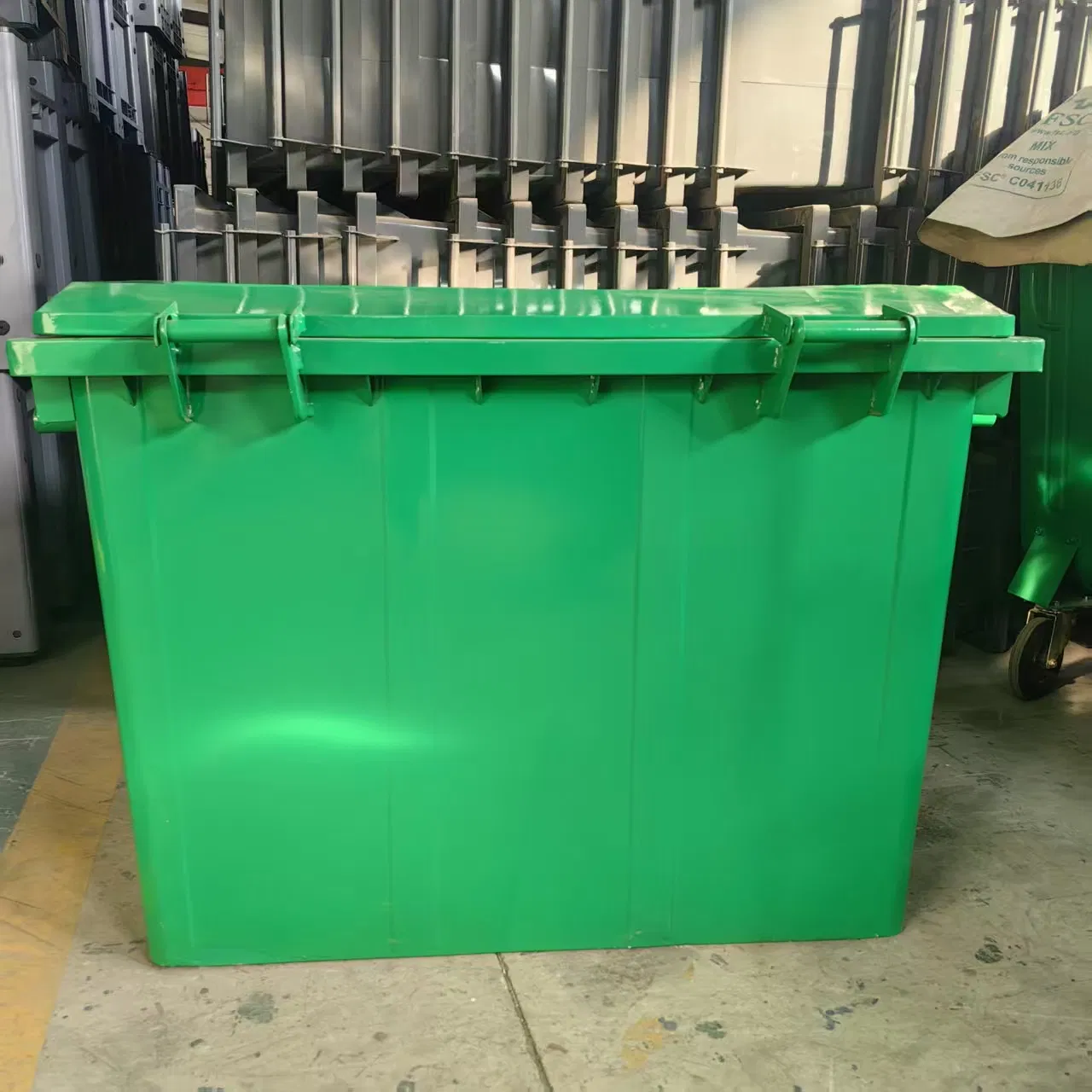 Металлическая урна 660L для эффективного сбора мусора