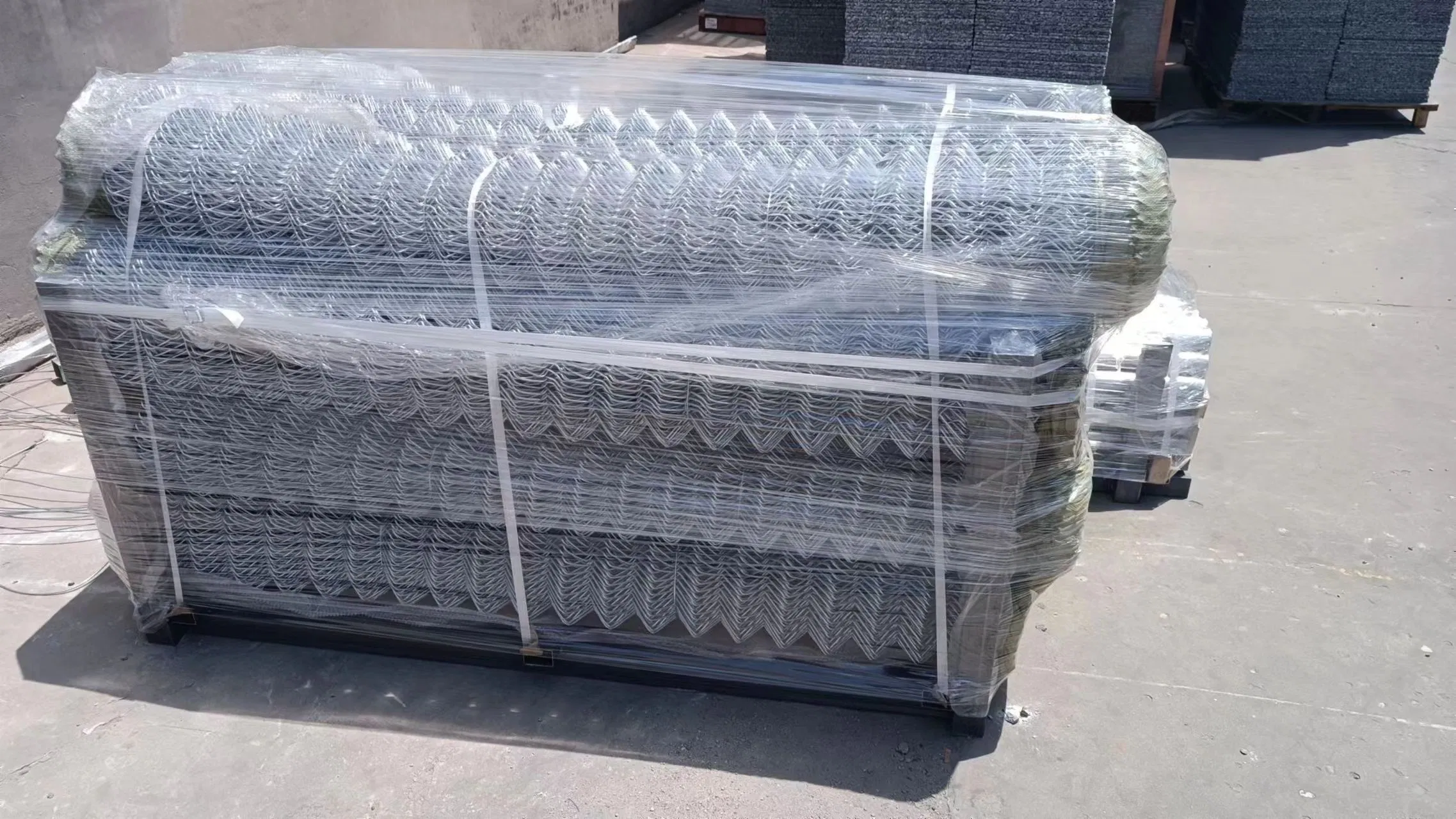 Durable Galvanized Chain Link Fence for Secure Outdoor Enclosures