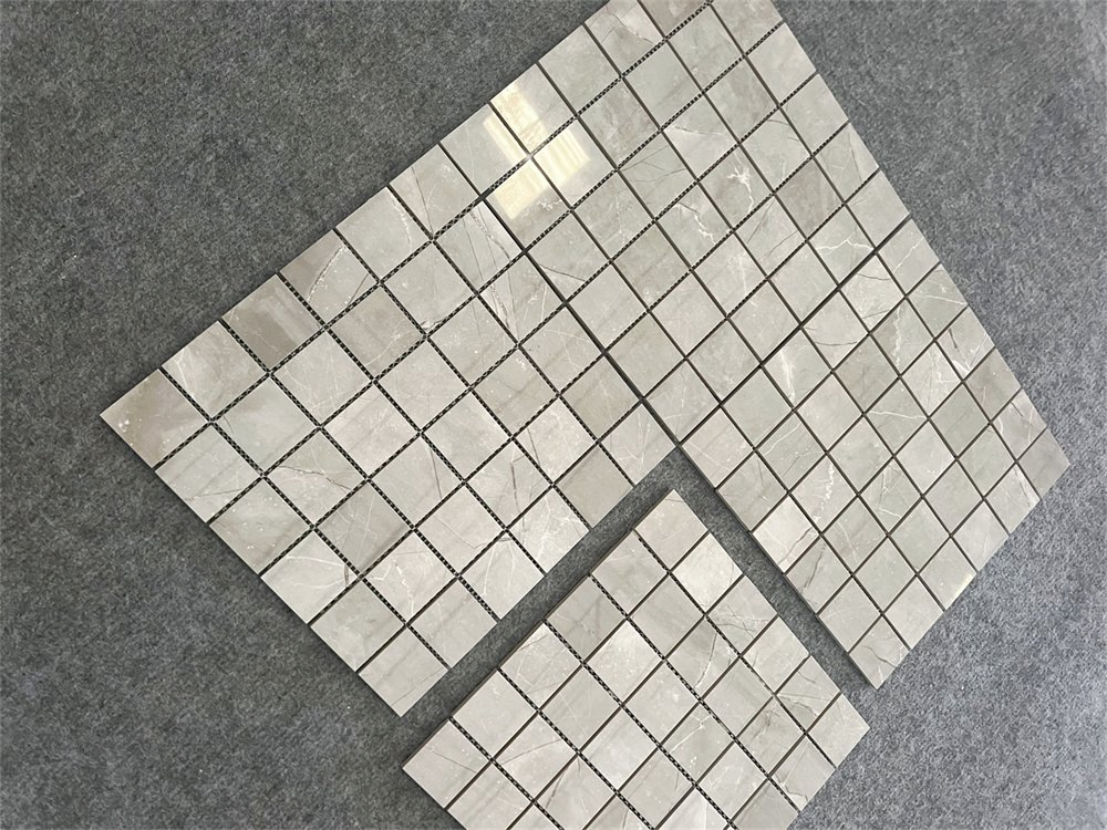Серые мозаичные плитки из фарфора для современного интерьера