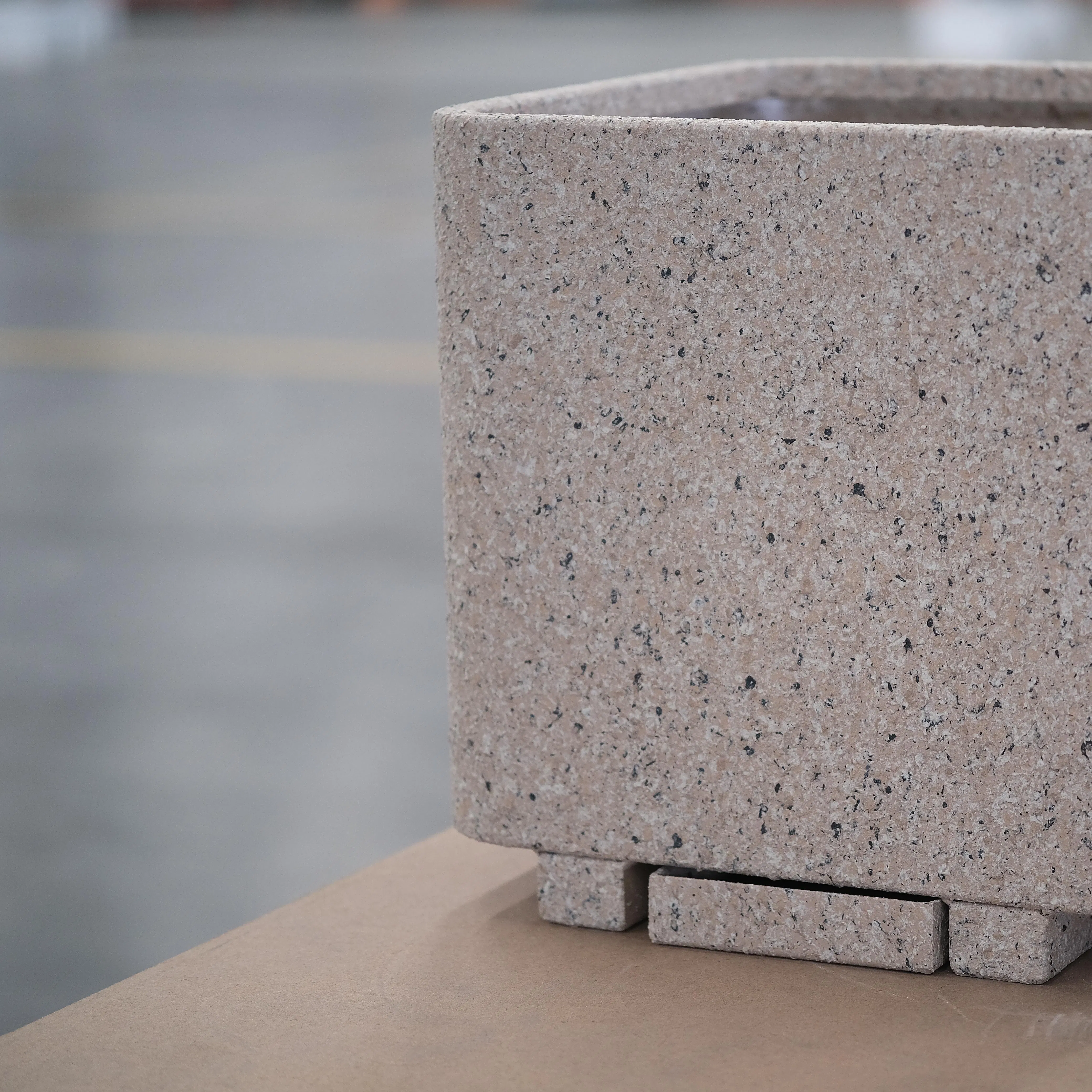 Weather-Resistant Powder Coated Aluminum Plant Pot for All Seasons