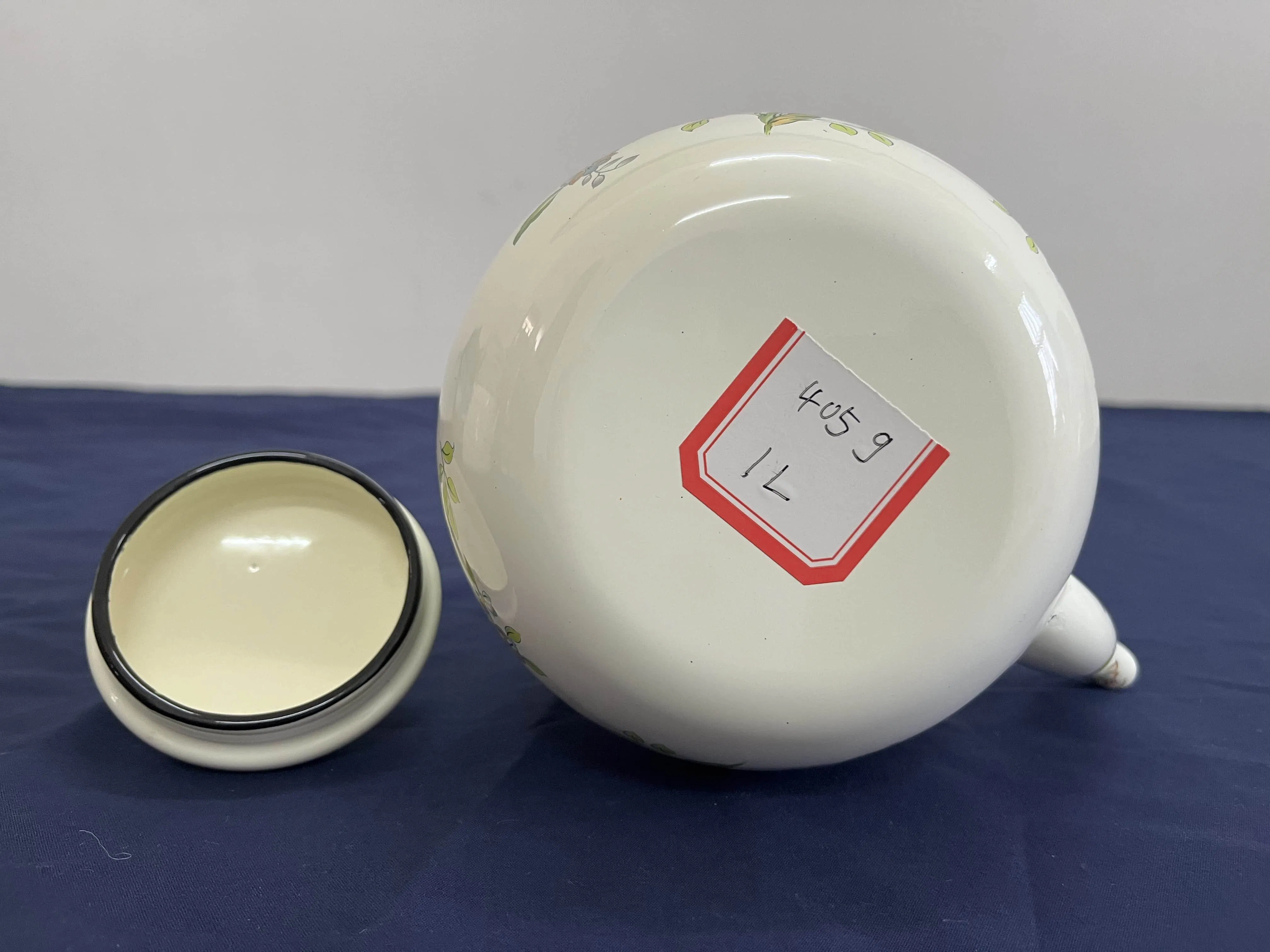 Milky White Enamel Pot Covered with Yellow Stainless Steel Iron Handle