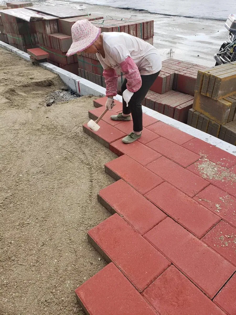 Водопроницаемая тротуарная плитка из бетона