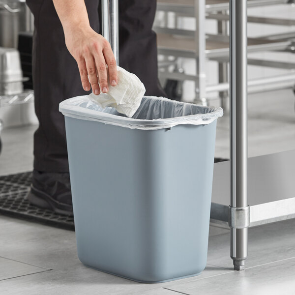 Серый пластиковый мусорный бак для офиса и дома