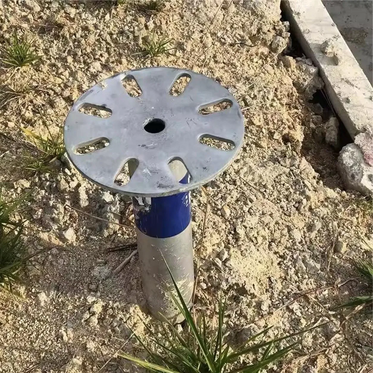Customized HDG Steel Screw Helical Pole Pile with Round Supporting Hardware for Solor Structure