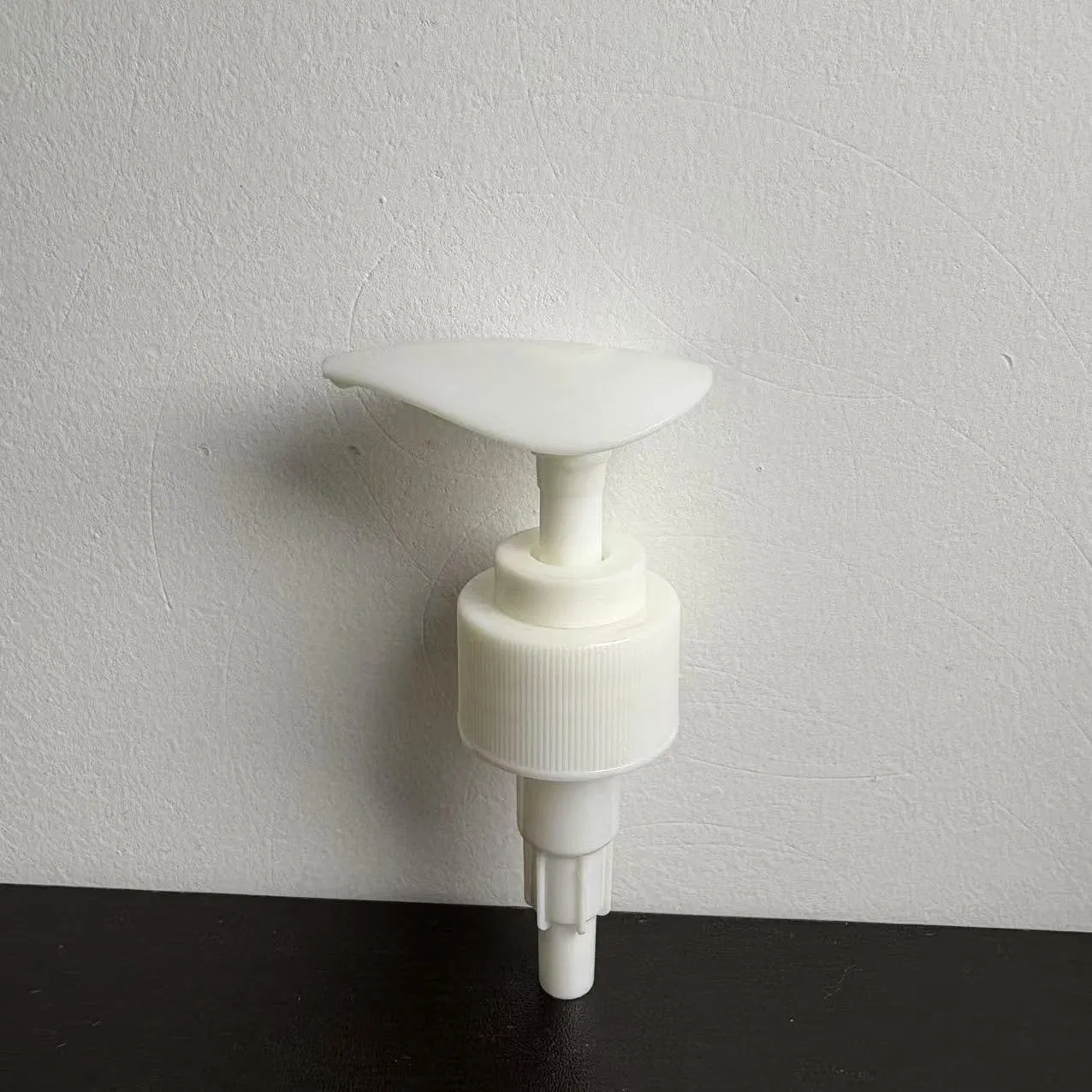 Hy High Quality & Best Price 24 28 32mm Colorful Shampoo Plastic PP Liquid Soap Dispenser Plastic Bottle Pump PP Plastic 2cc 4cc Cream Lotion Pump for Washing