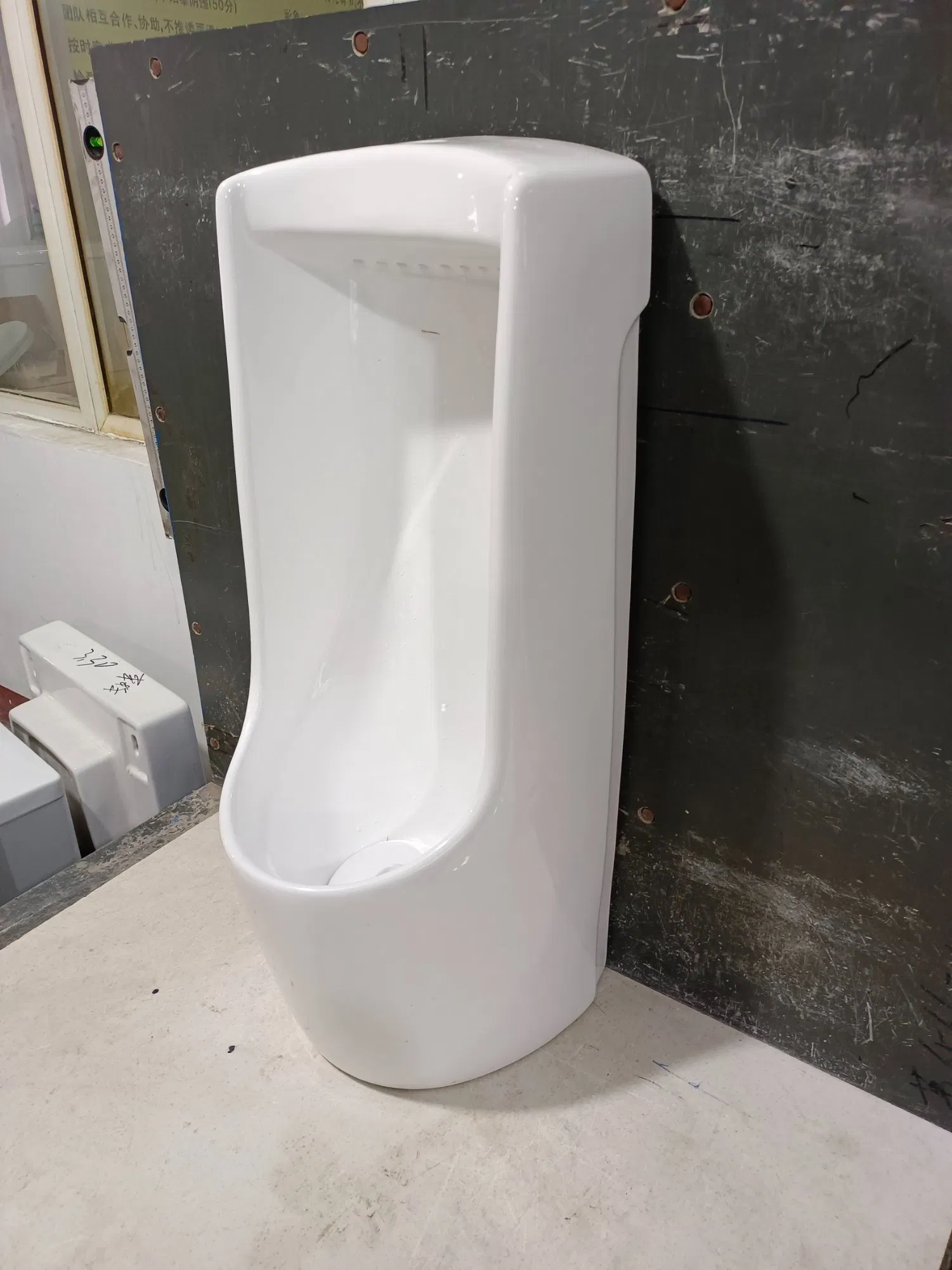 Wall Hung Toilet Tank Urinal with Convenient Hanging Design