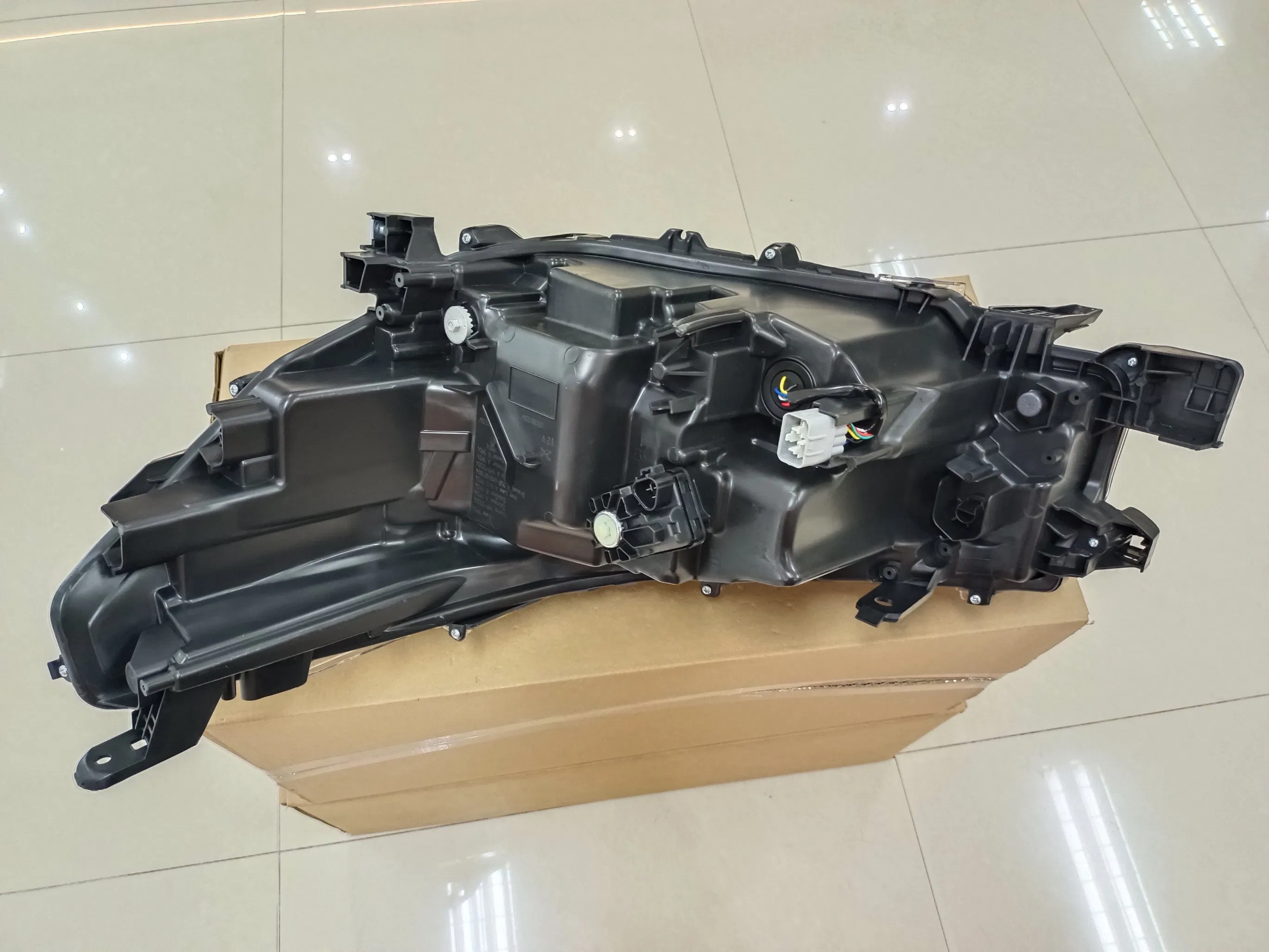 Фара головного света для Toyota Hilux Revo Rocco 2020