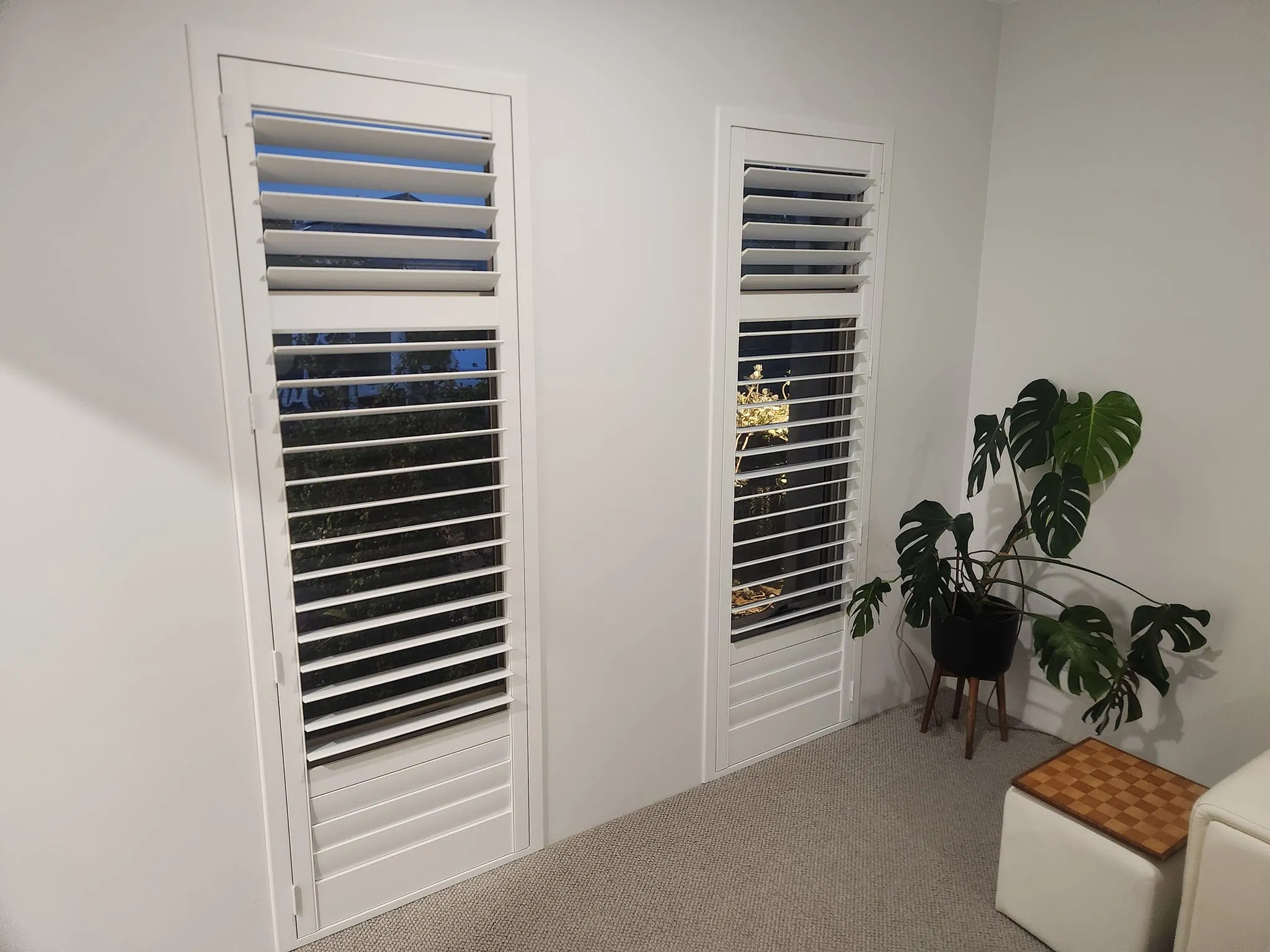 Modern Style Interior Window Plantation Shutters Wood/PVC Vinyl Popular Simplicity Fashion with Horizontal Opening Pattern
