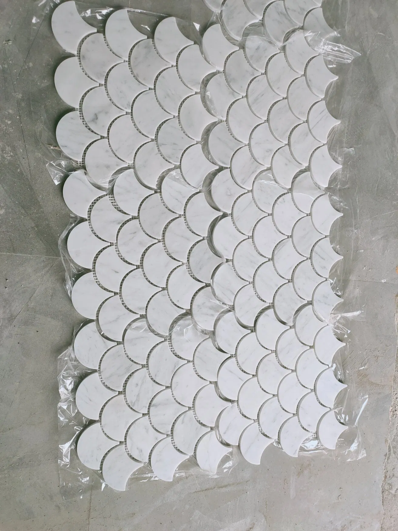 Мозаика из мрамора 'Рыбья чешуя' для кухни и ванной