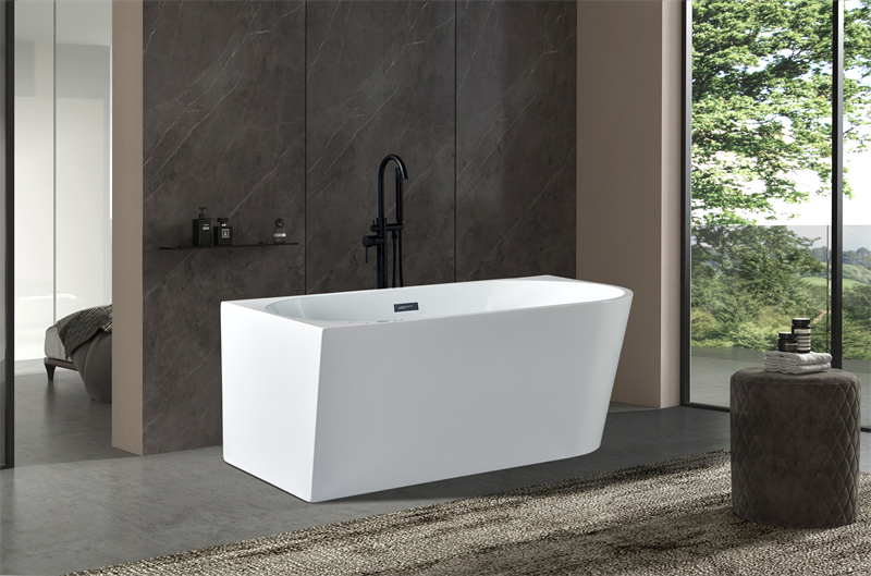 Стильная отдельностоящая акриловая ванна с широким бортом