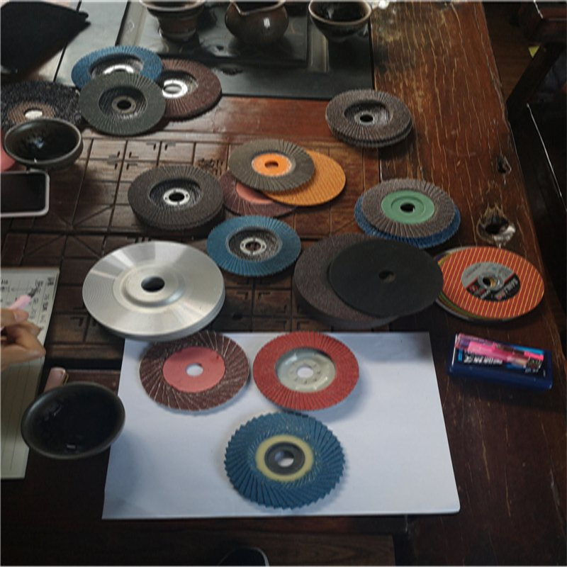 Лепестковый круг для обработки и очистки поверхностей