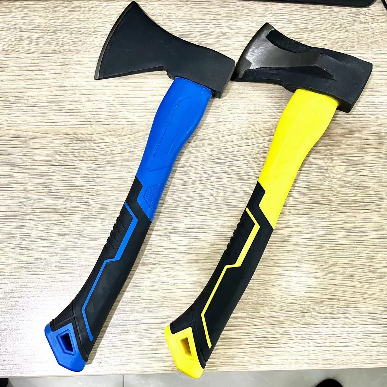 Fiberglass Handle Axe for Efficient Log Splitting and Campfire Preparation