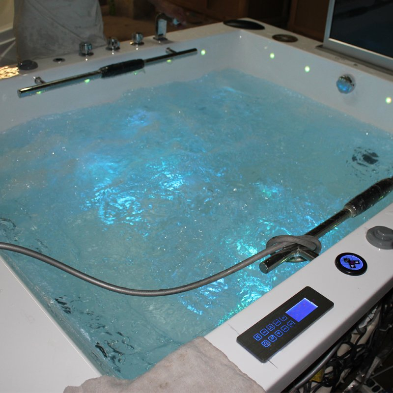 Встроенная акриловая ванна с гидромассажем и FM-радио