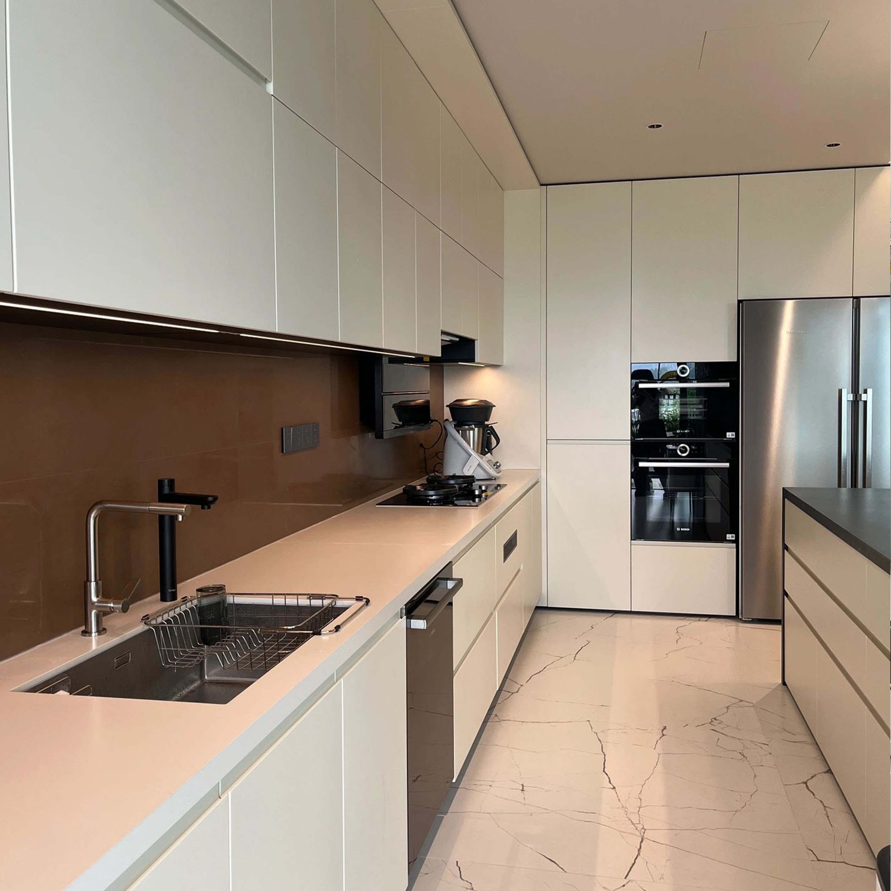 Мебель ручной работы белая глянцевая на заказ