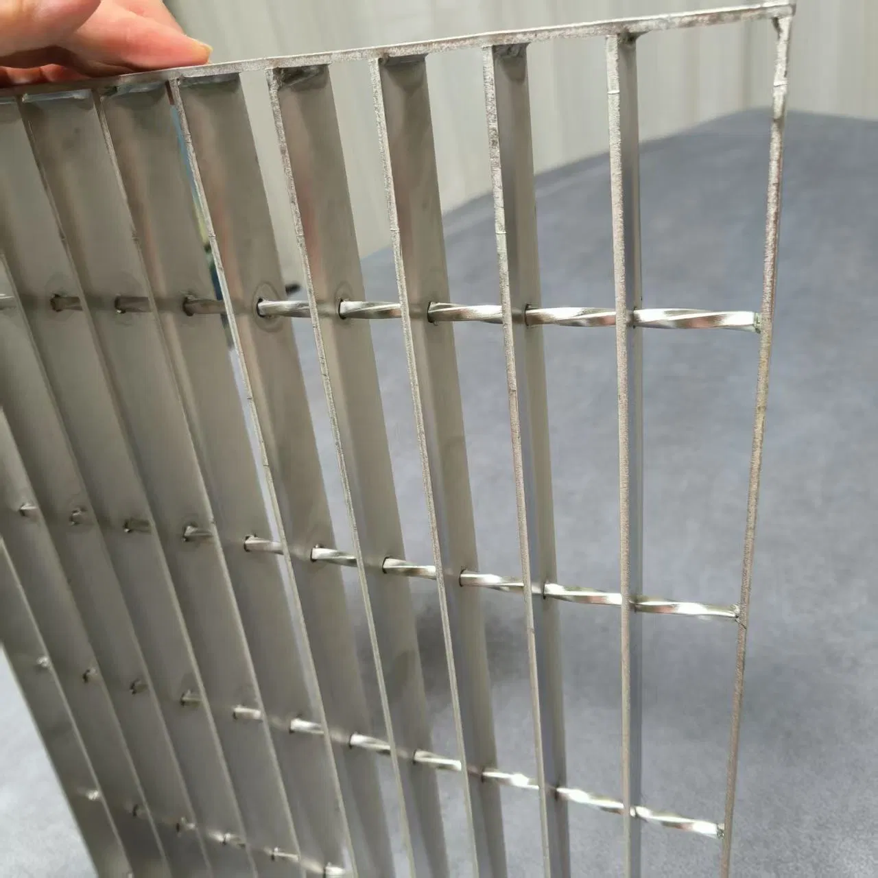 Type SL Swage-Locked Steel Bar Grating Used in Floors, Walkways, Platforms and Bridge Decking