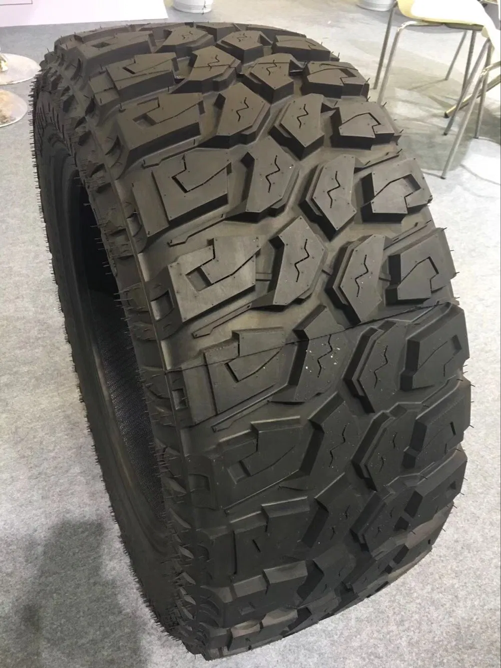 Шина для самосвала Pneumatic Natural Rubber с крупным блочным протектором