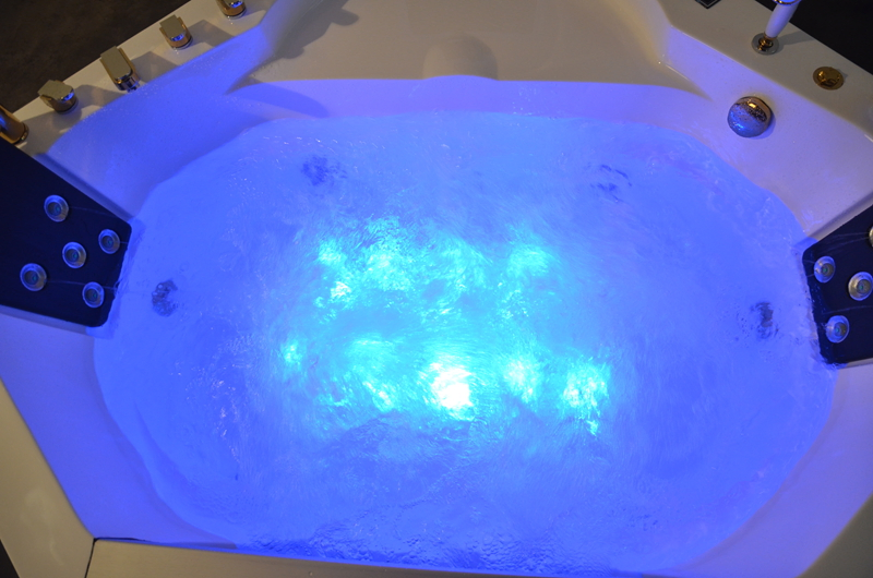 Угловая акриловая ванна с гидромассажем 1500 мм