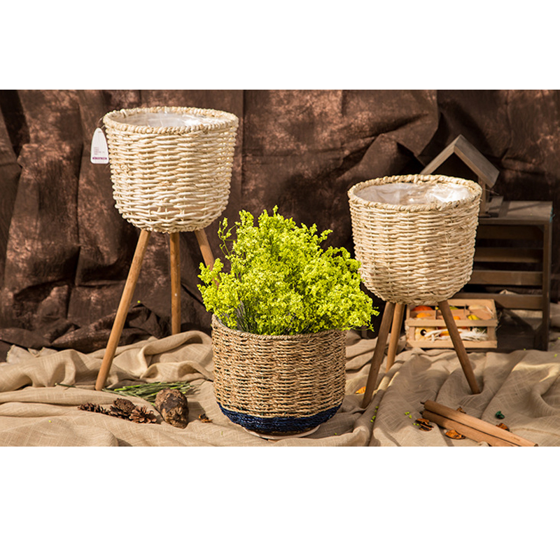 Плетеная корзина из кукурузных листьев для цветов