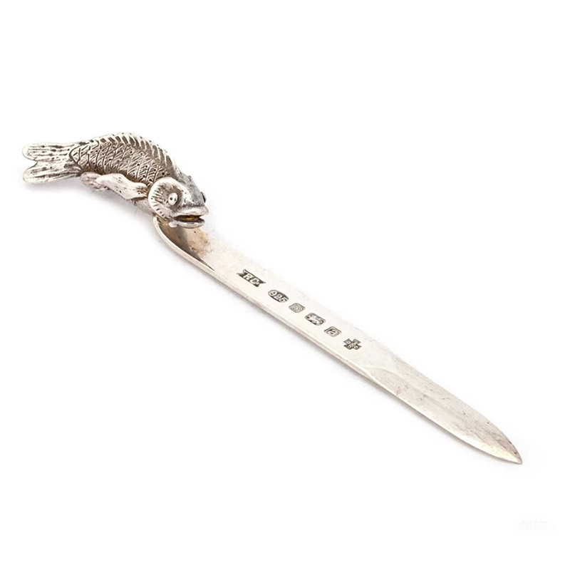 Compact Credit Card Knife - Folding Pocket Tool for Everyday Use