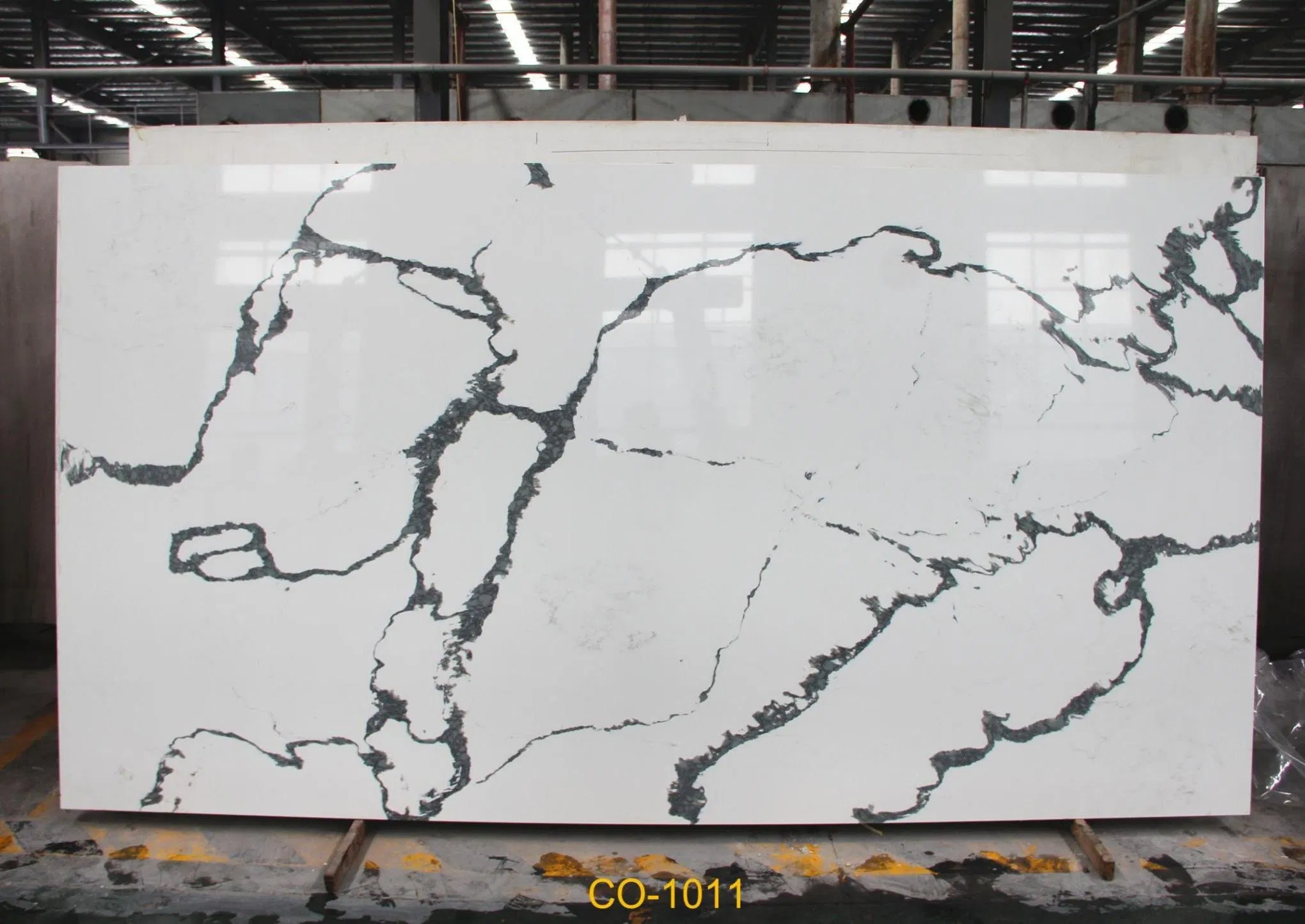 White Artificial Quartz Stone Slab with Beautiful and Clear Veins