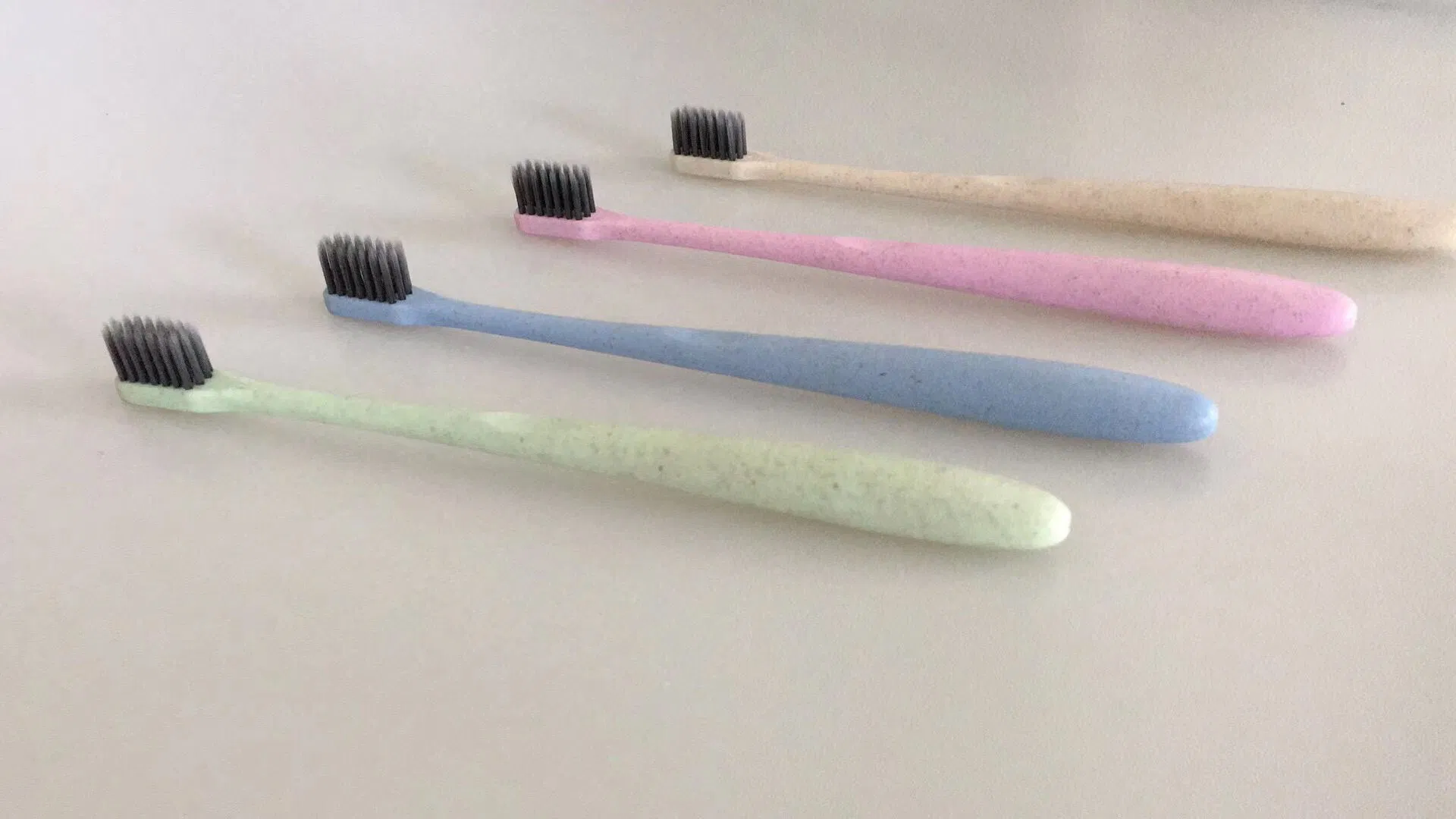 Disposable Toothbrush with Hotel Amenities for Hotel Room